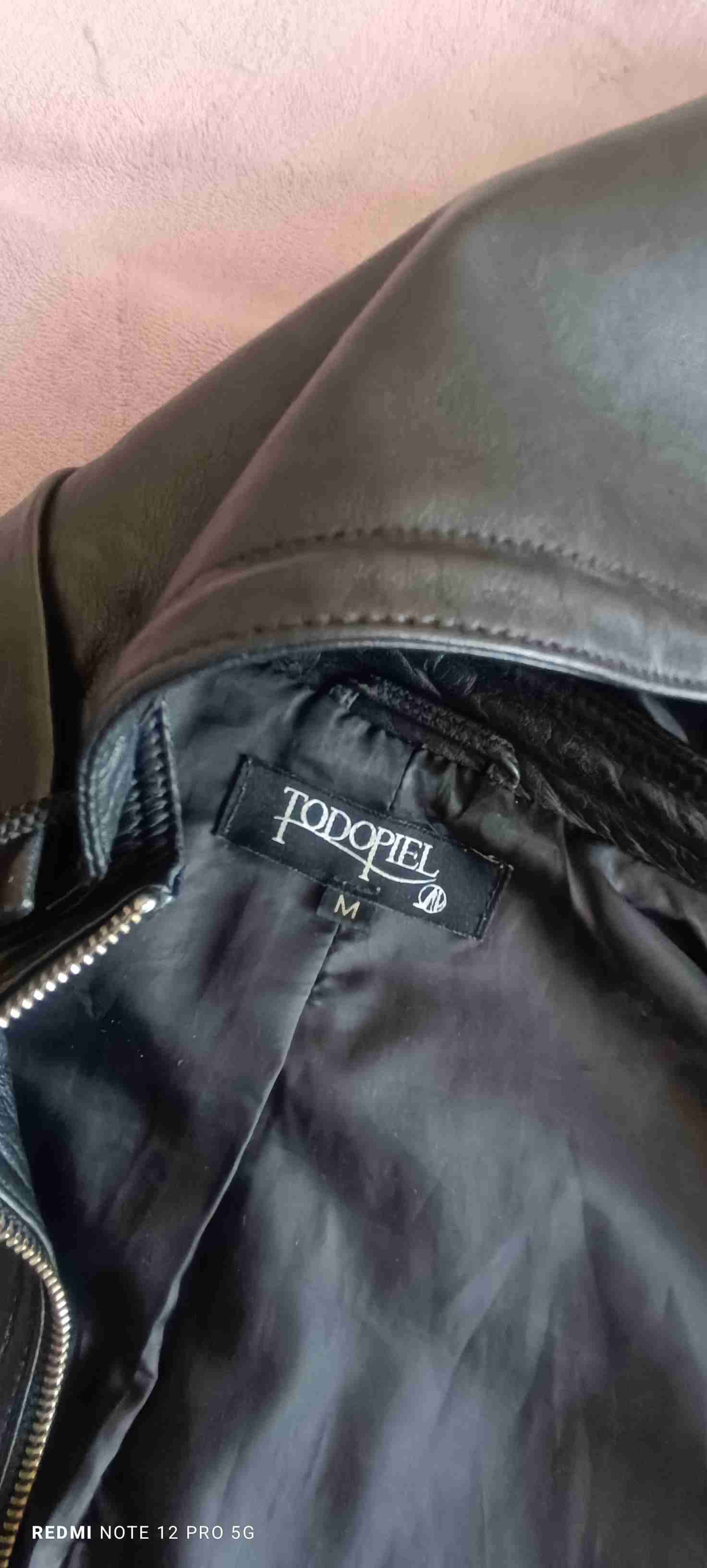 Chaqueta negra con capucha - 4