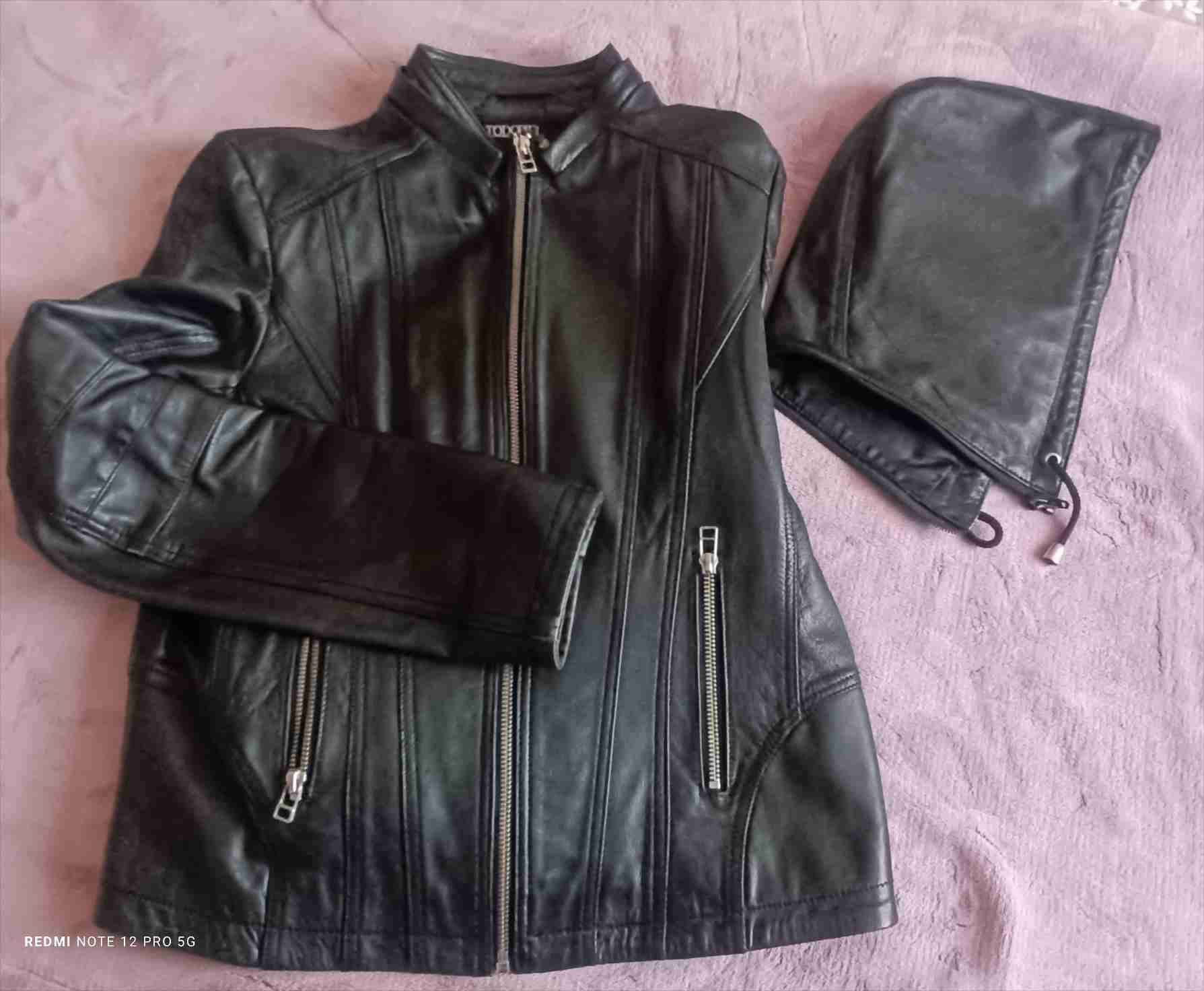 Chaqueta negra con capucha - 5