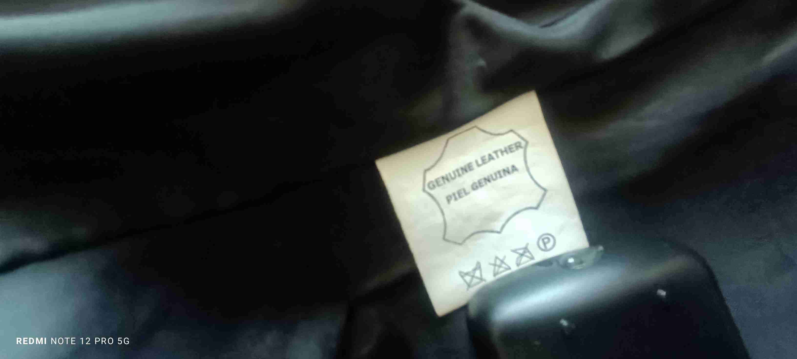 Chaqueta negra con capucha - 6