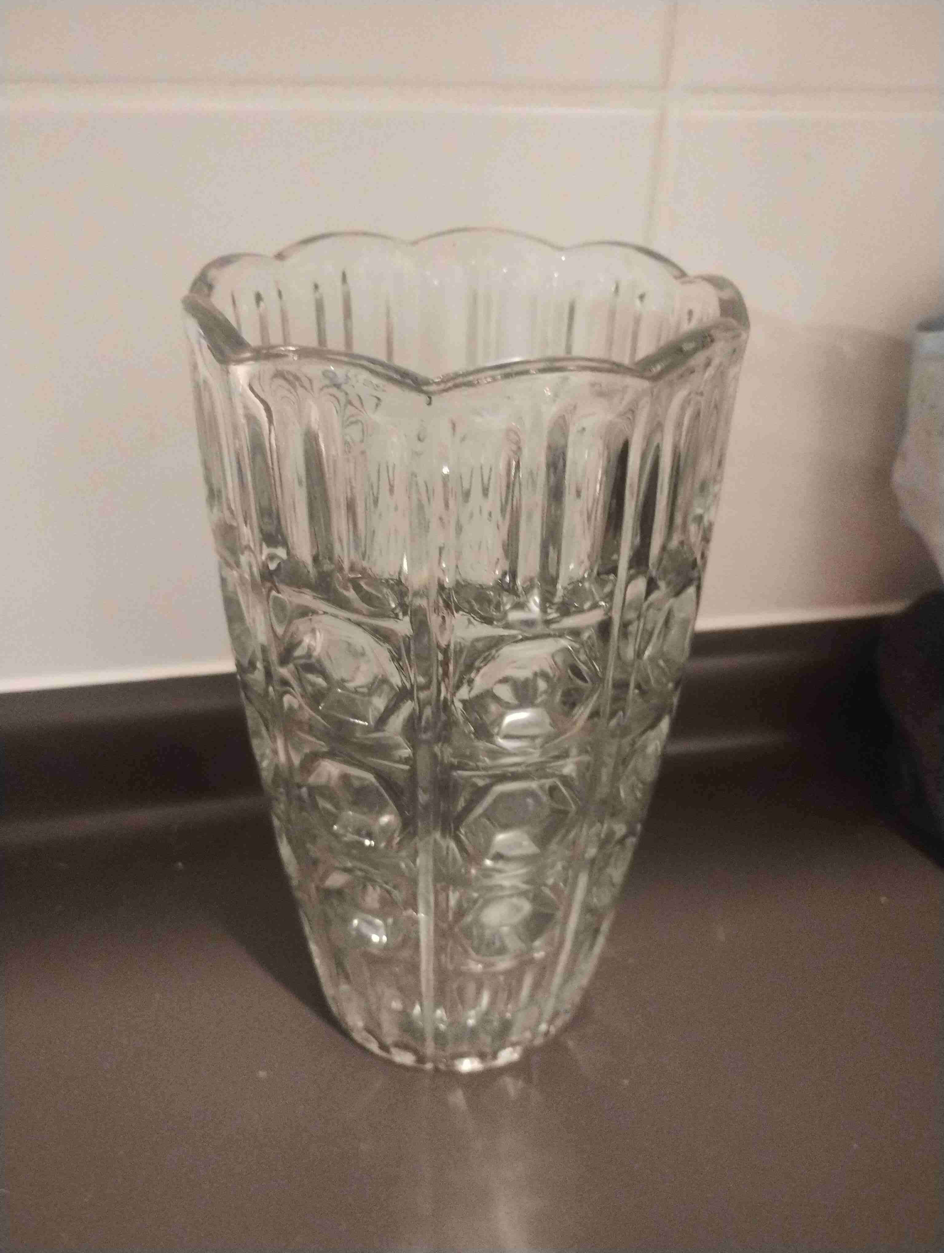 Florero de vidrio tallado