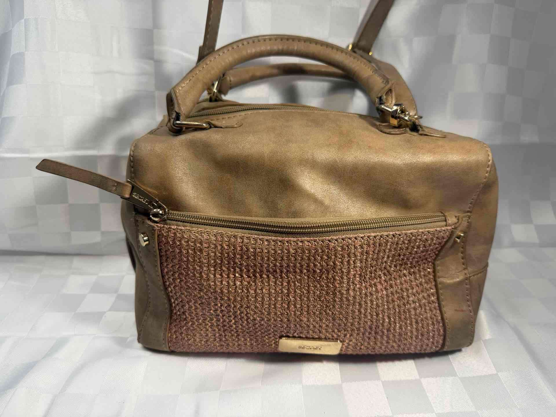 Bolso de mano marrón tejido frontal