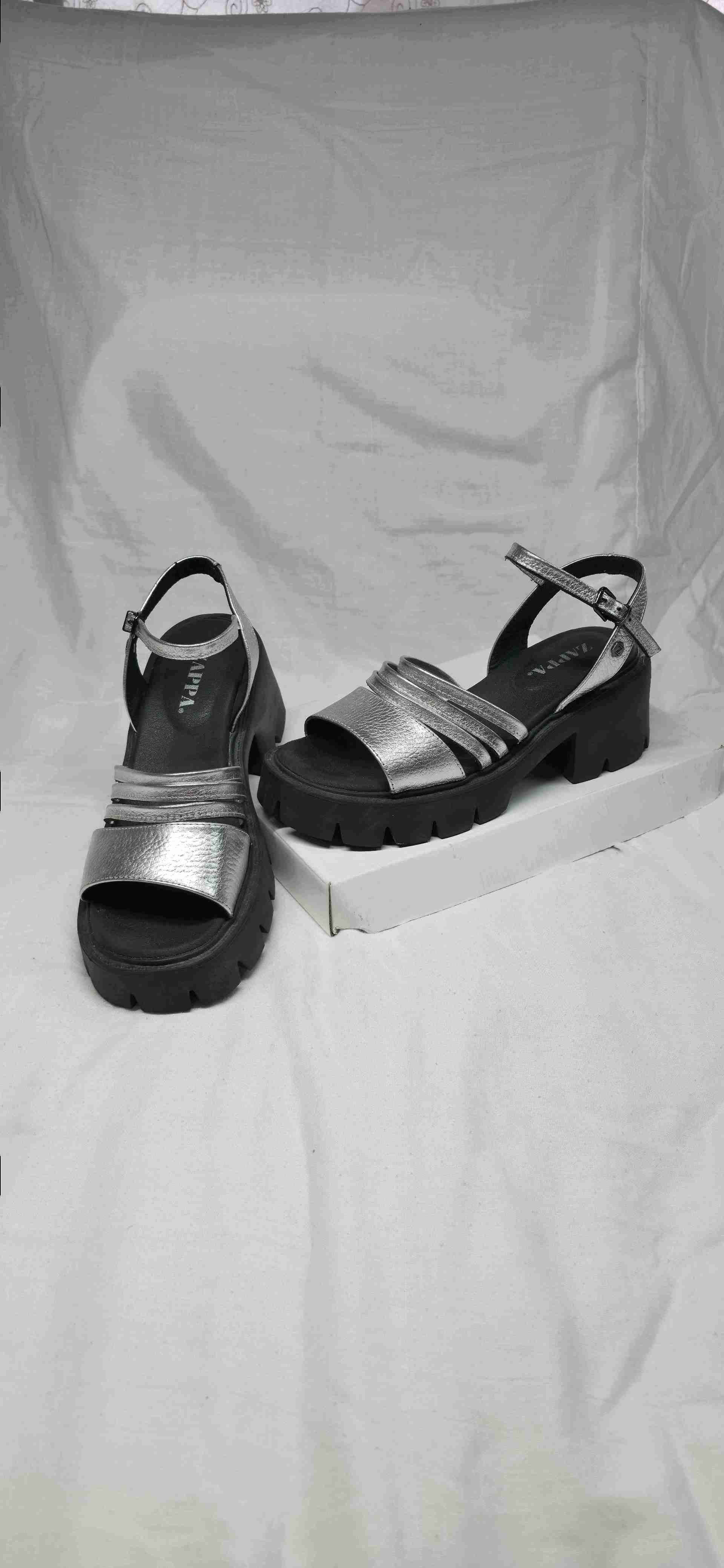 Sandalias plata con taco grueso