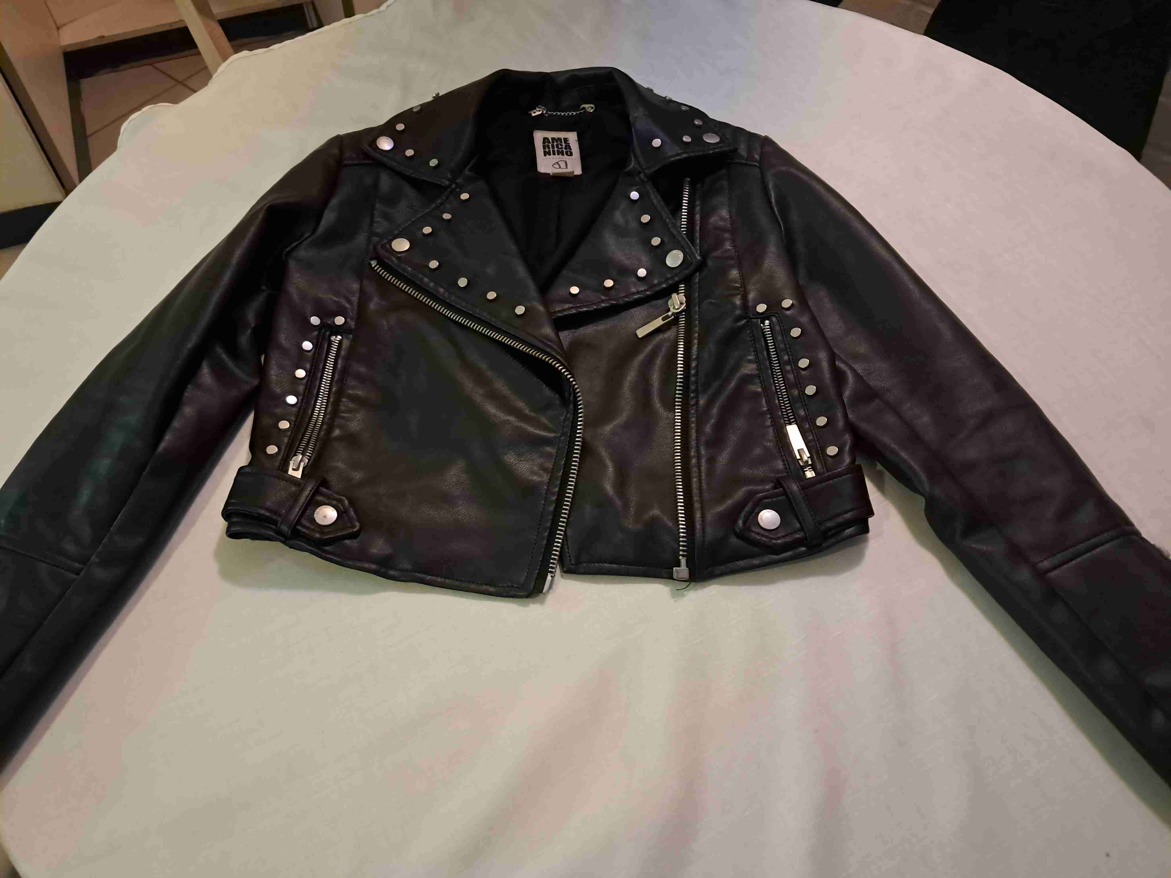 Chaqueta de cuero negra con tachas americanino