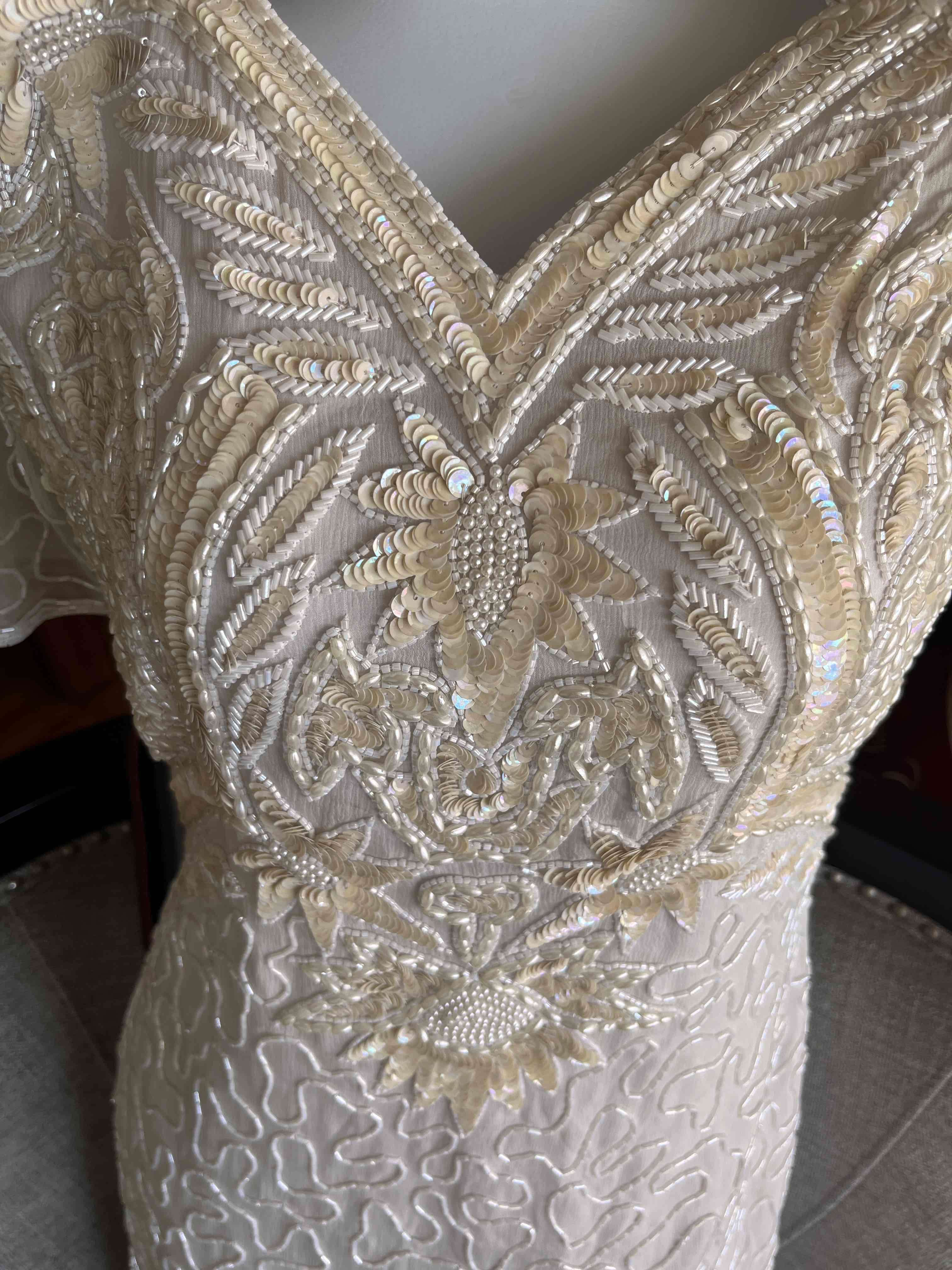 Vestido elegante bordado beige - miniatura 1