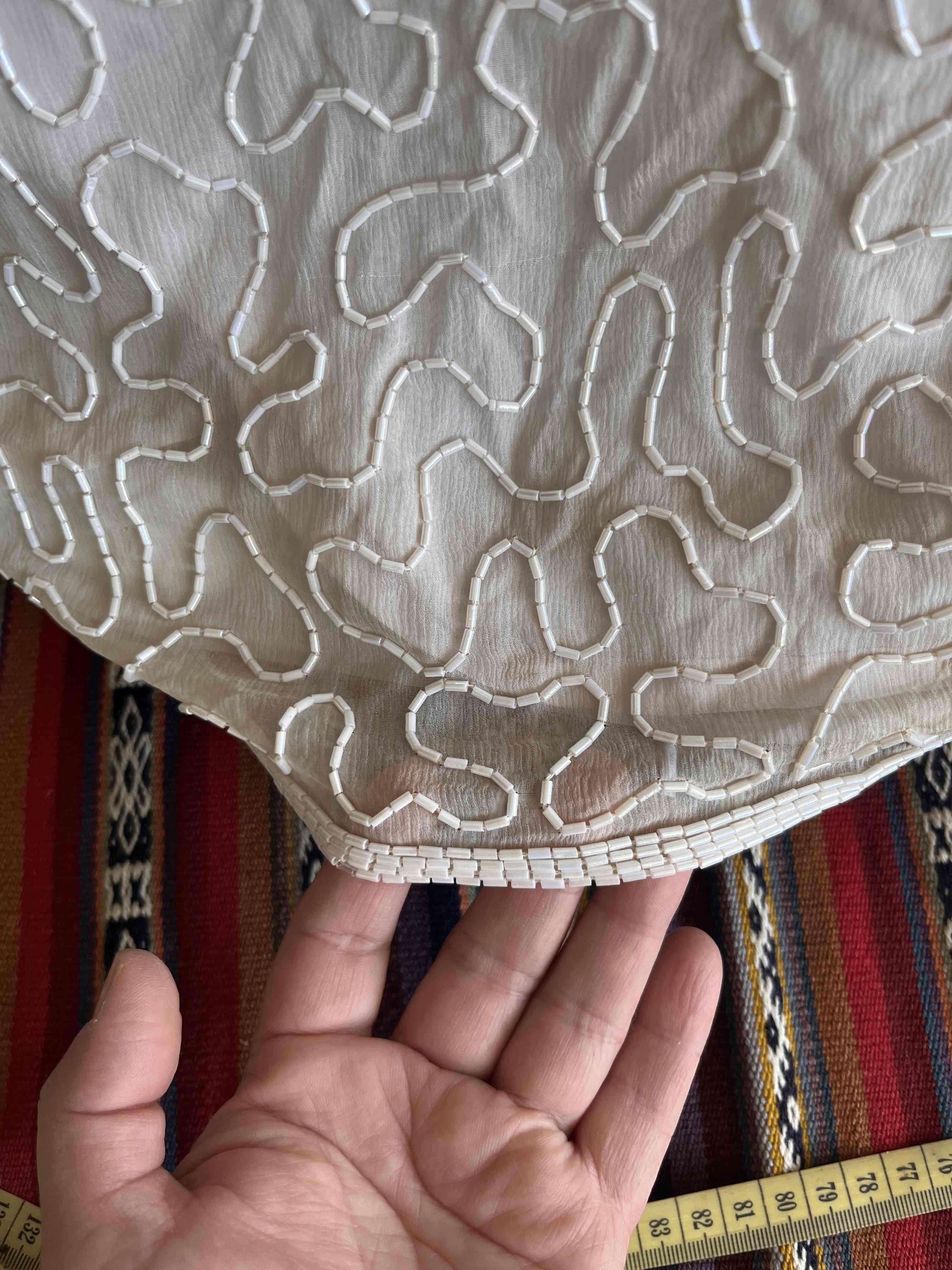 Vestido elegante bordado beige - miniatura 2