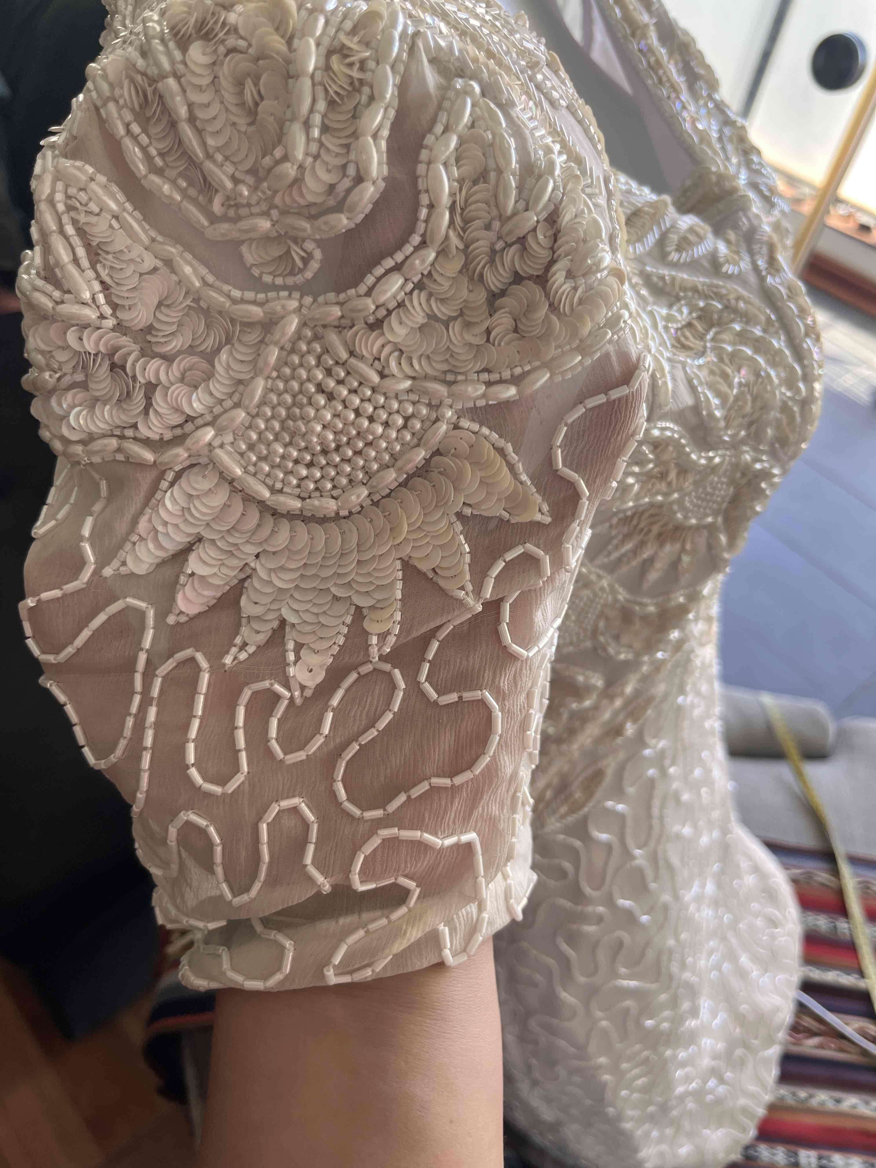 Vestido elegante bordado beige - miniatura 3