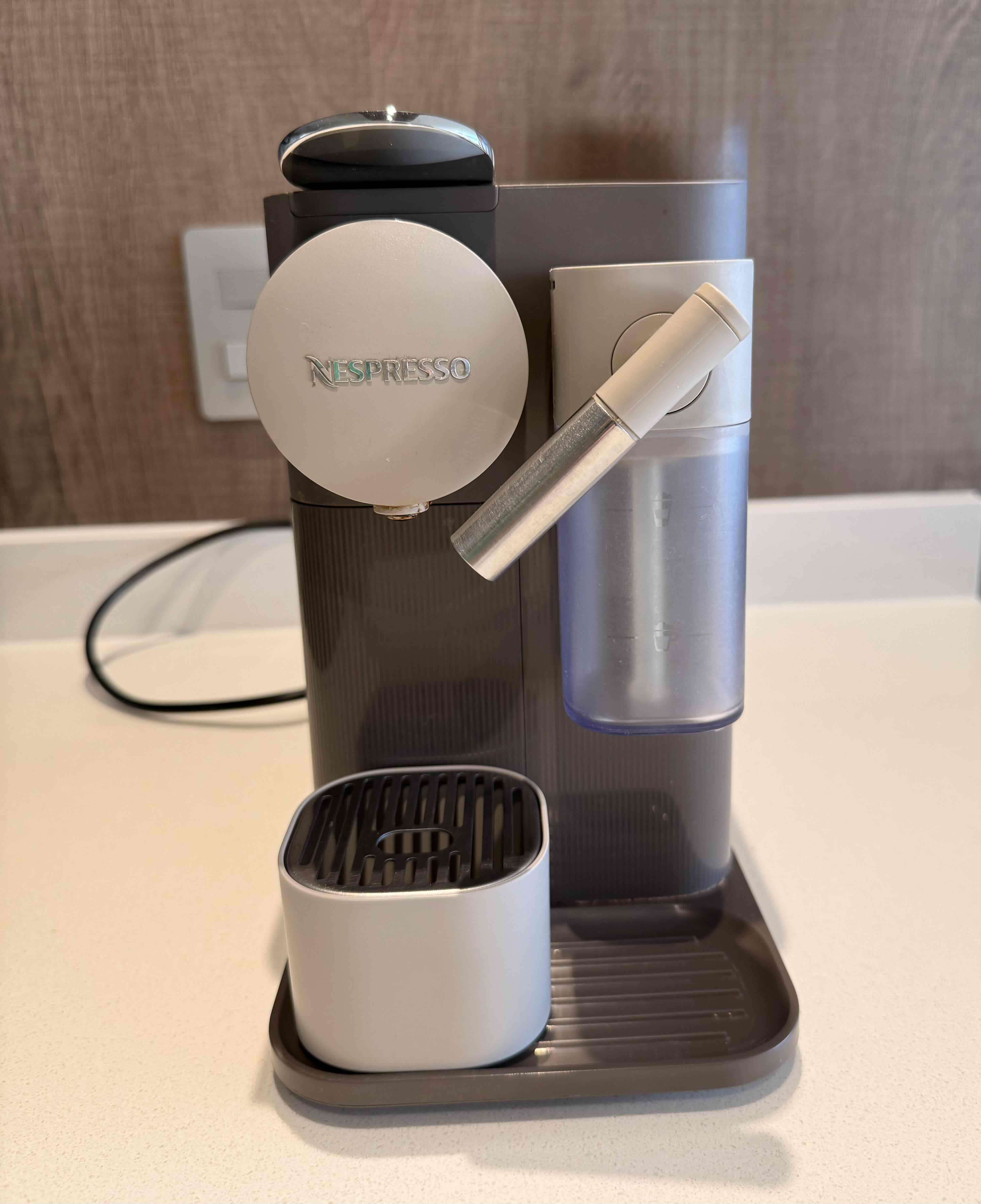 Cafetera Nespresso Lattissima One + Set 6 Tazas - miniatura 1