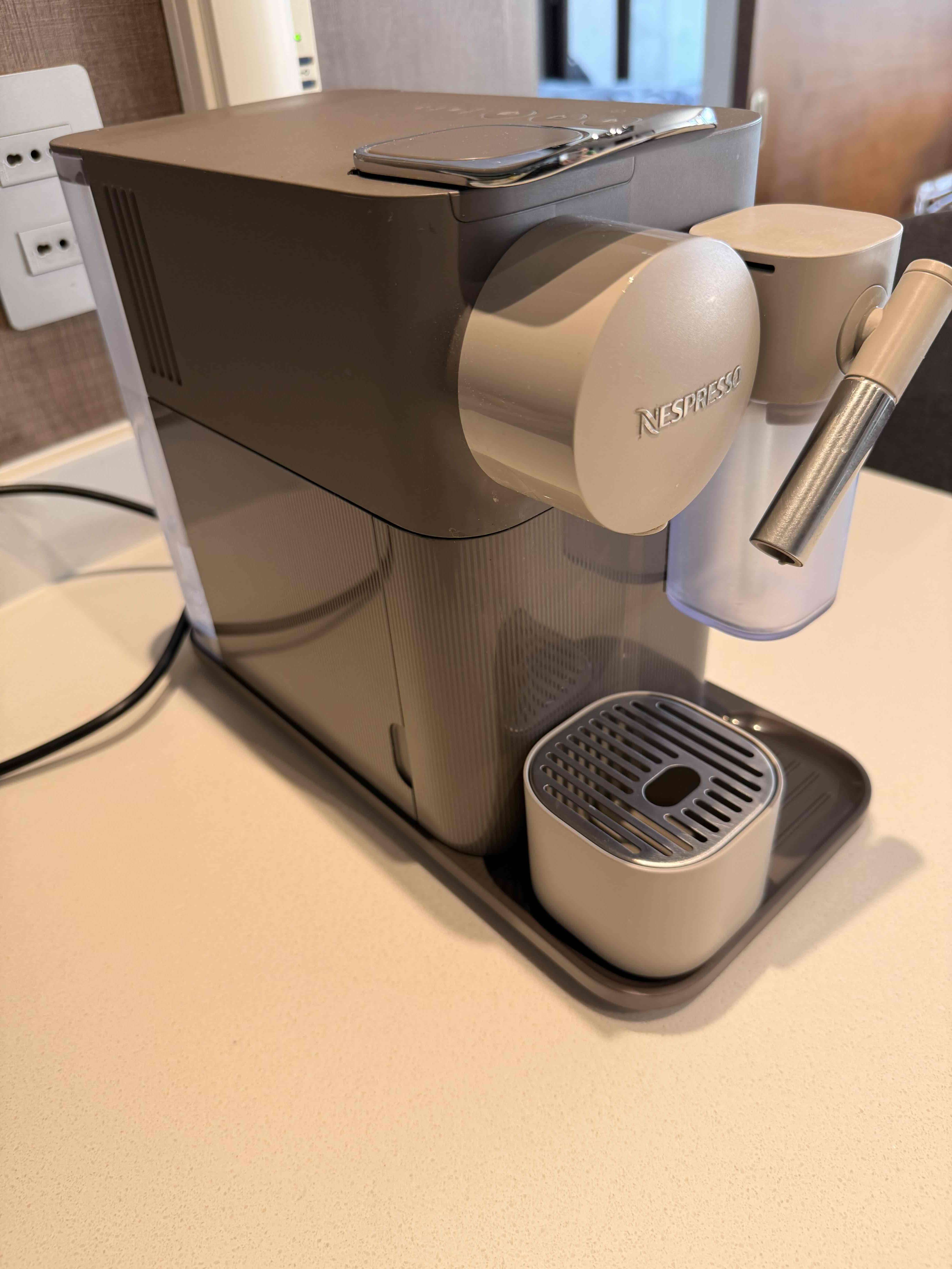 Cafetera Nespresso Lattissima One + Set 6 Tazas - miniatura 3