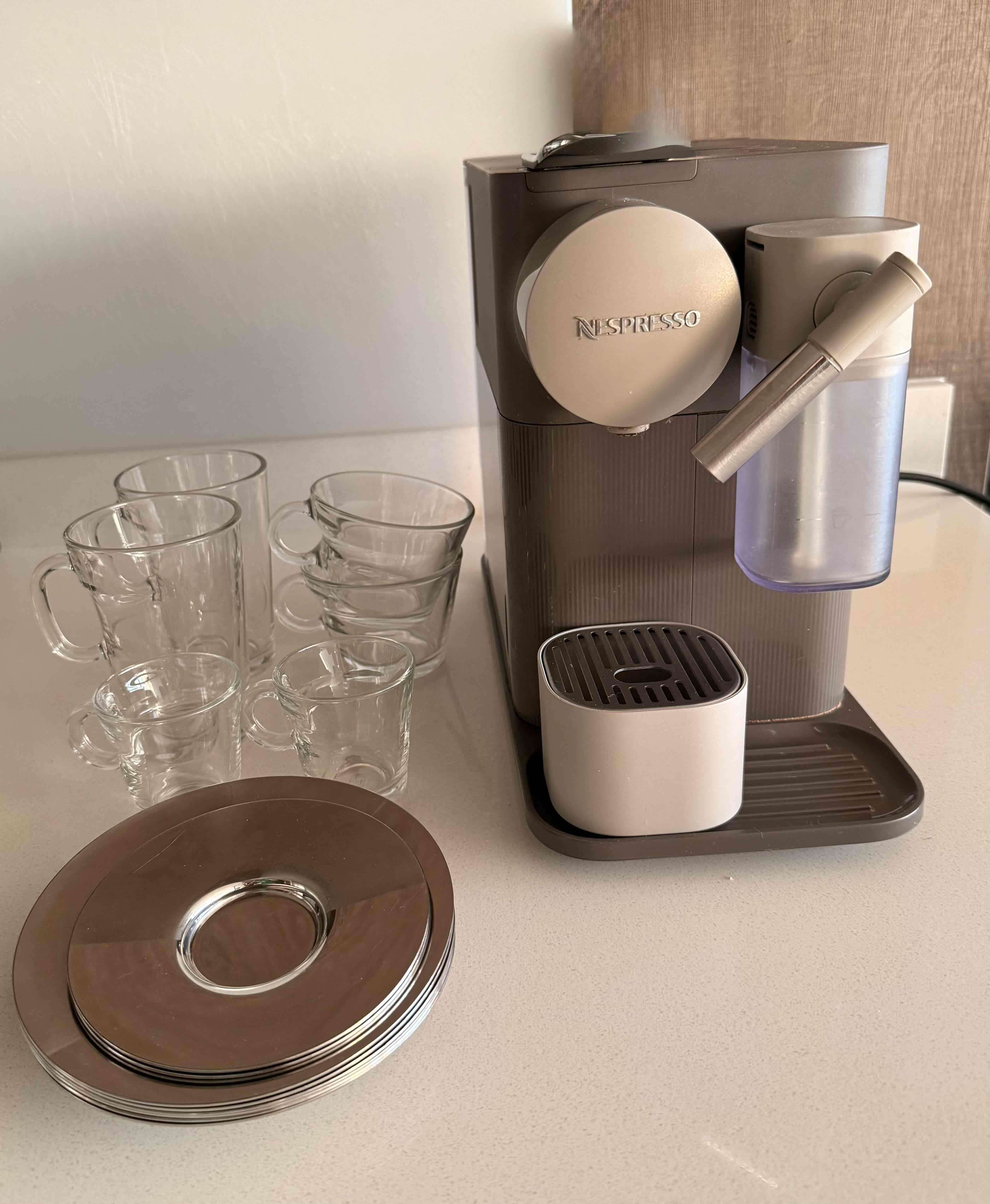 Cafetera Nespresso Lattissima One + Set 6 Tazas - miniatura 4
