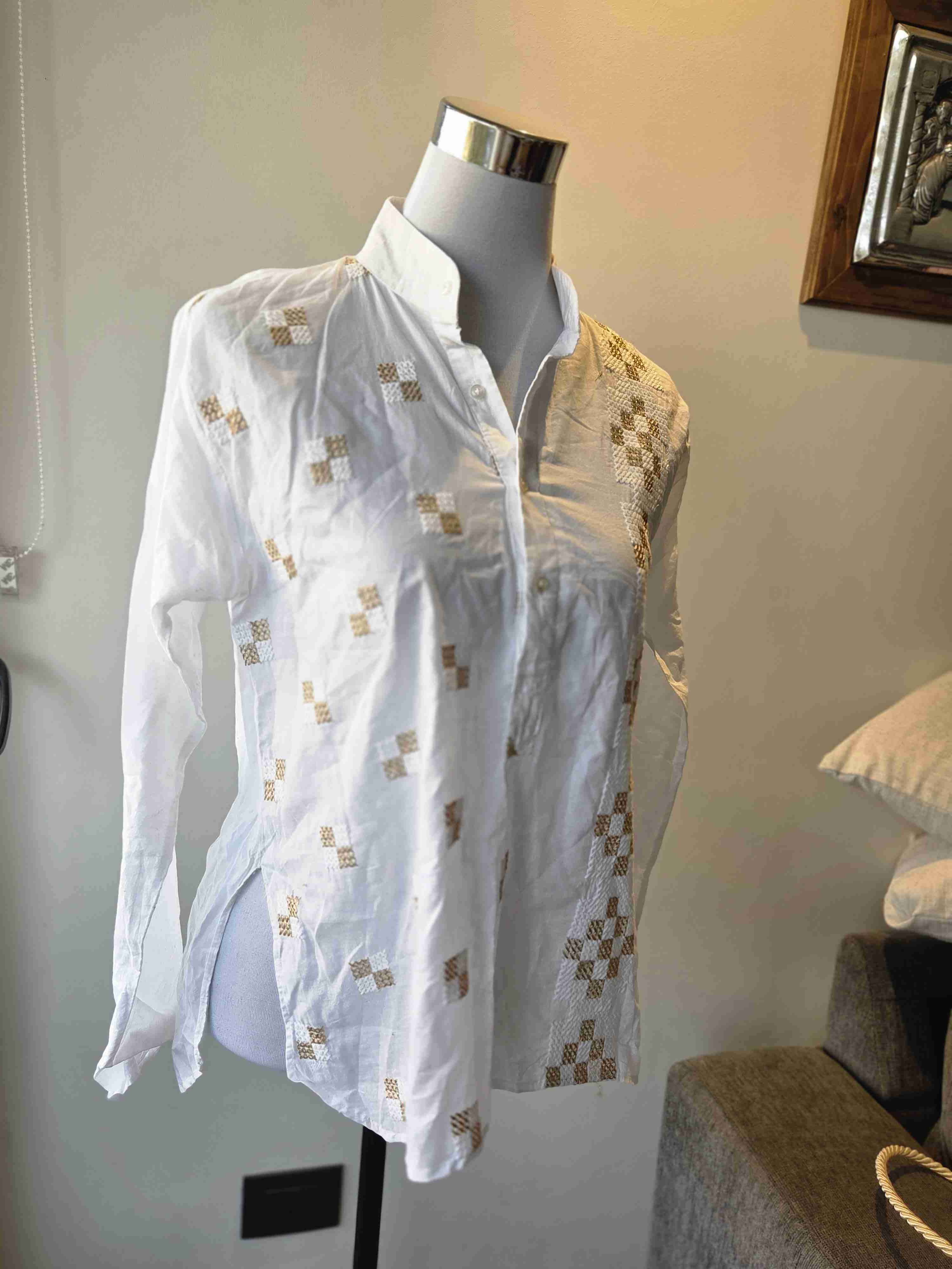 Blusa blanca con bordados - 1