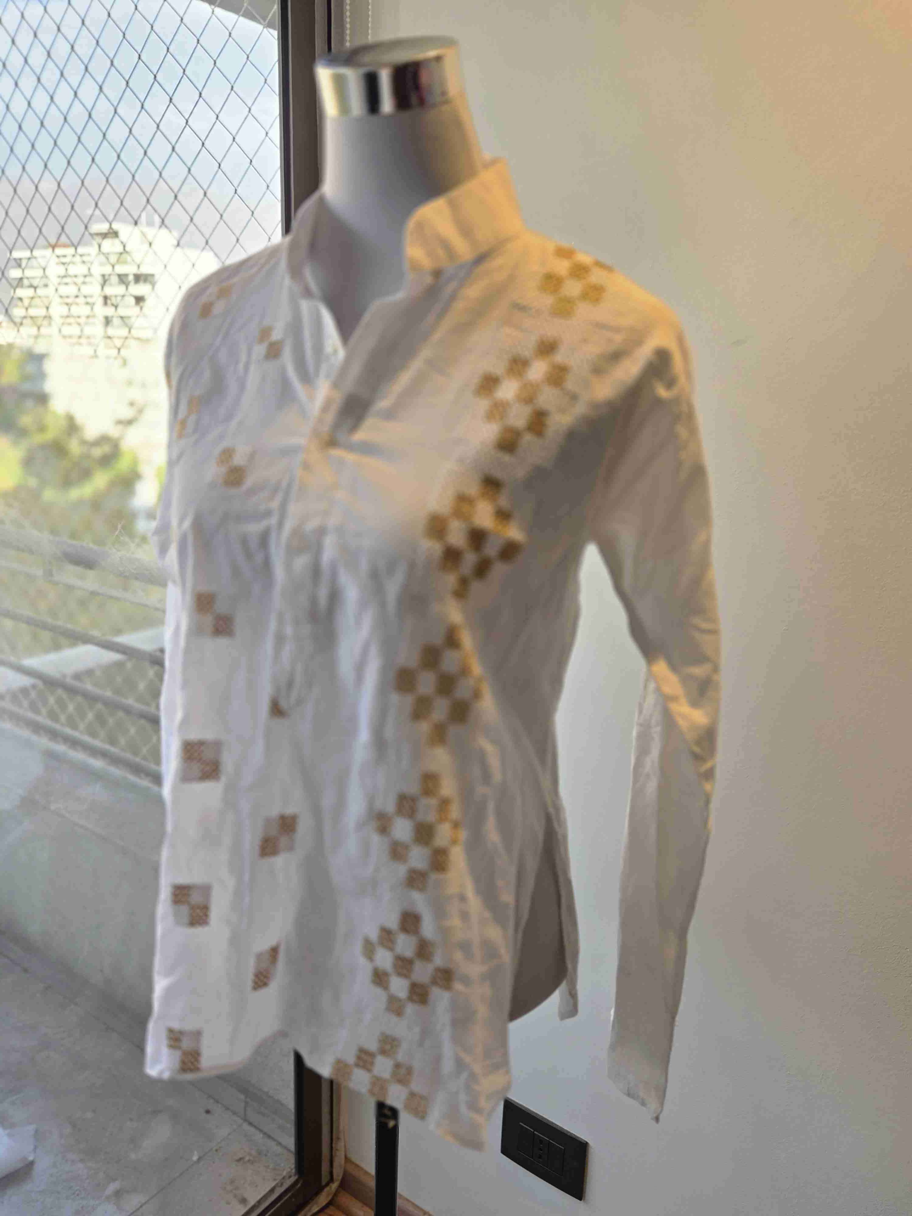 Blusa blanca con bordados - 2