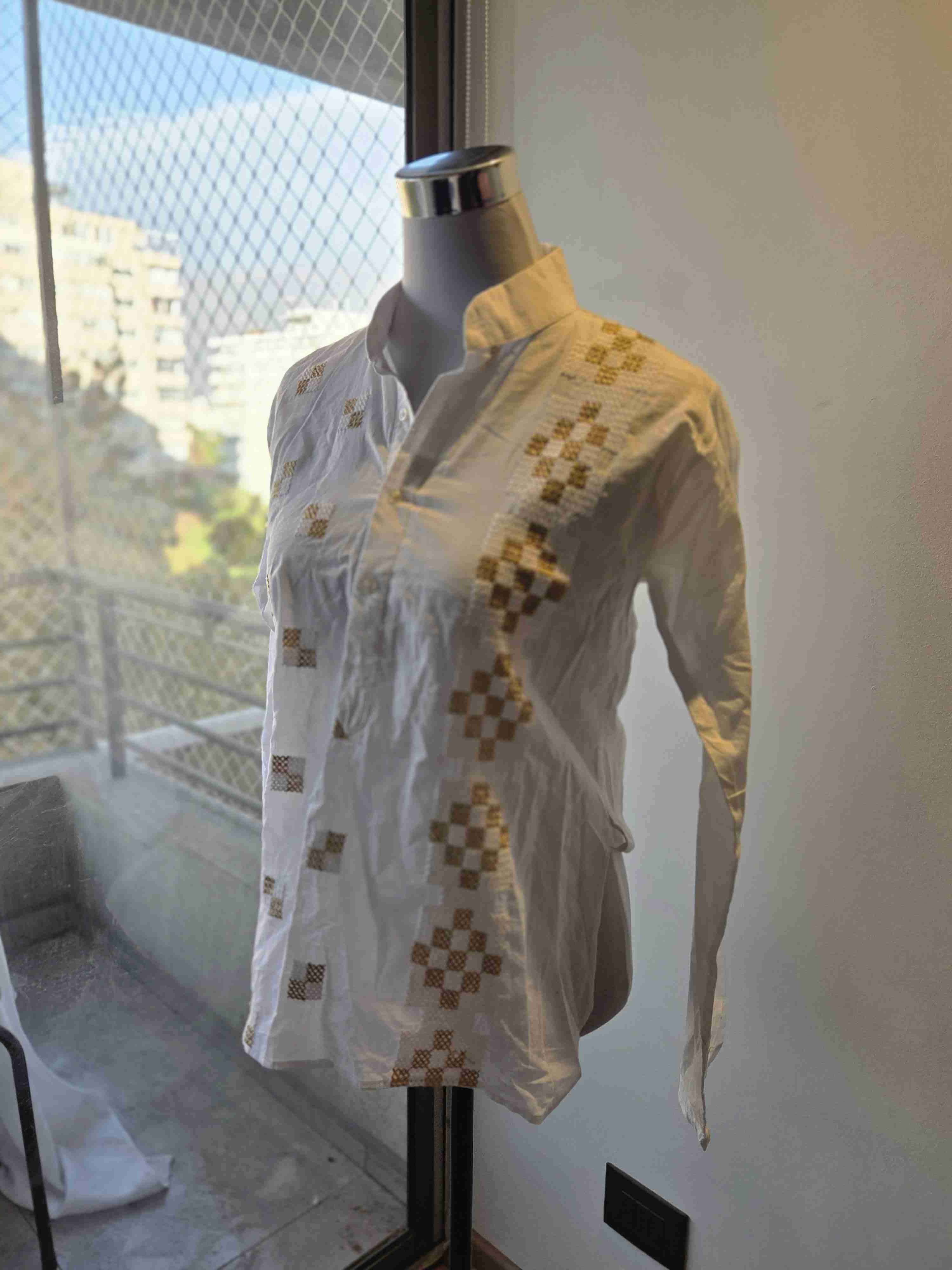 Blusa blanca con bordados - 3