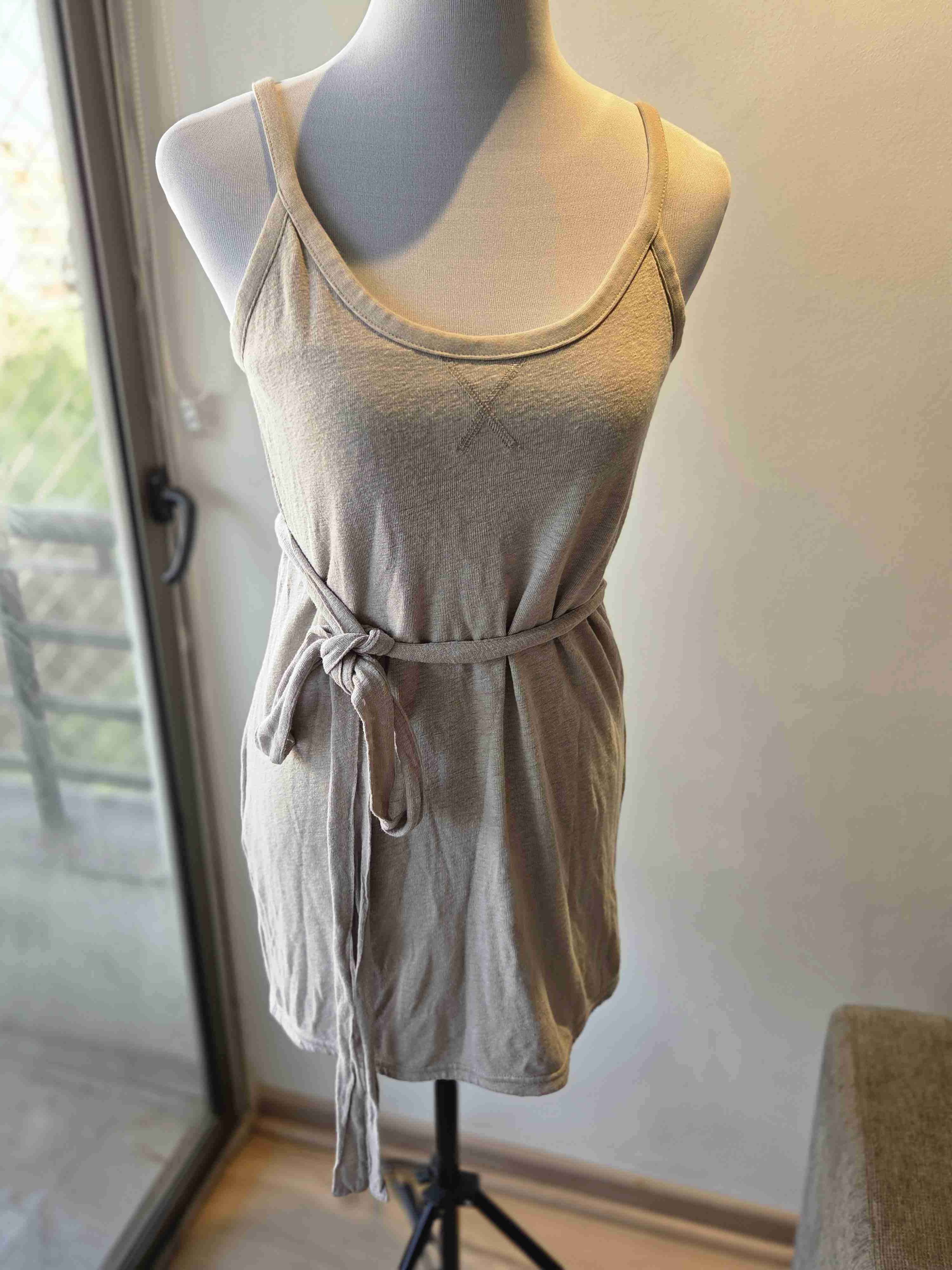 Vestido beige corto con cinturón - miniatura 1