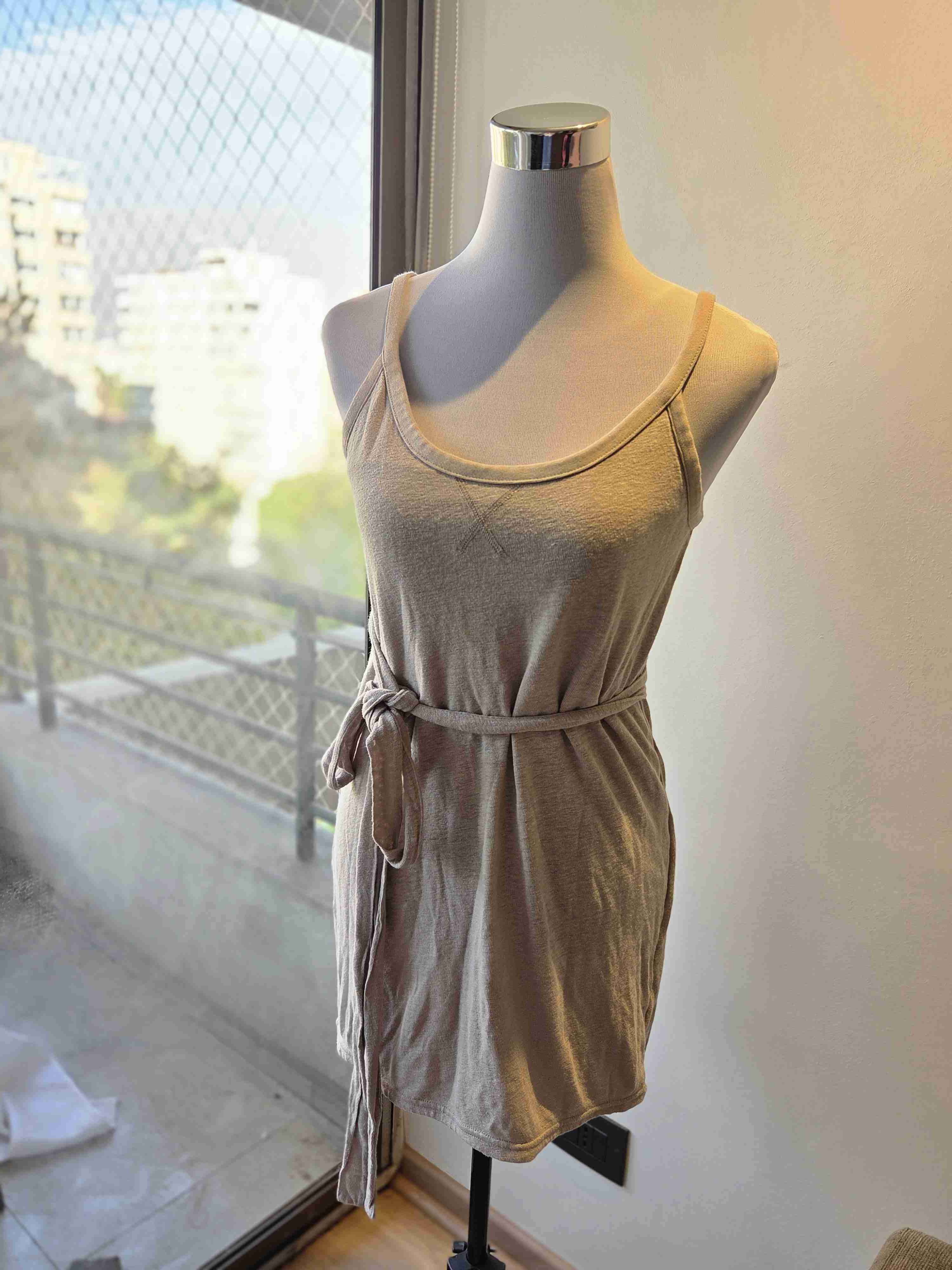 Vestido beige corto con cinturón - miniatura 2