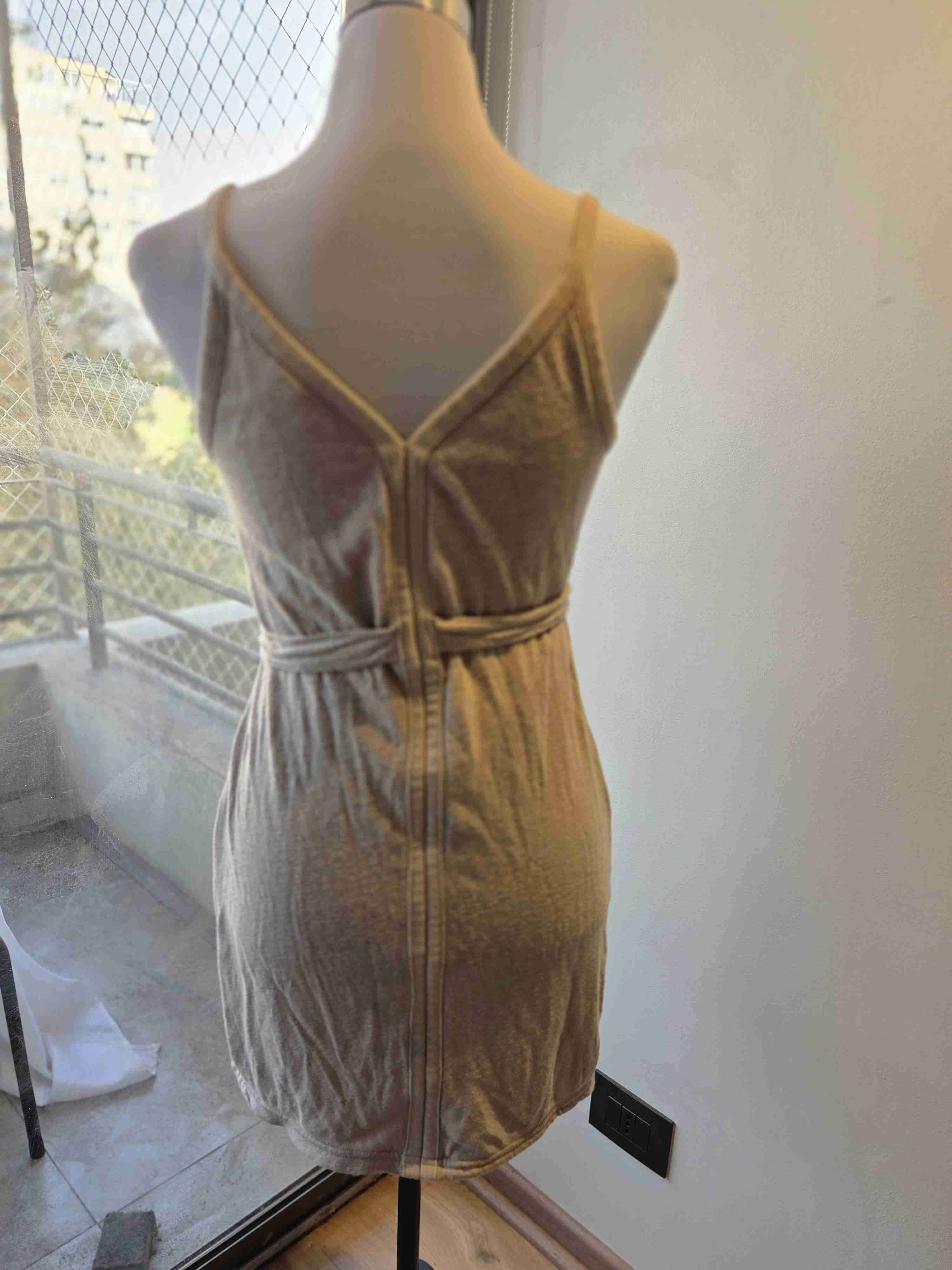 Vestido beige corto con cinturón - miniatura 3