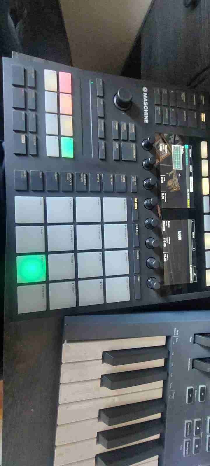 Controlador de producción musical MASCHINE mk3 - miniatura 1