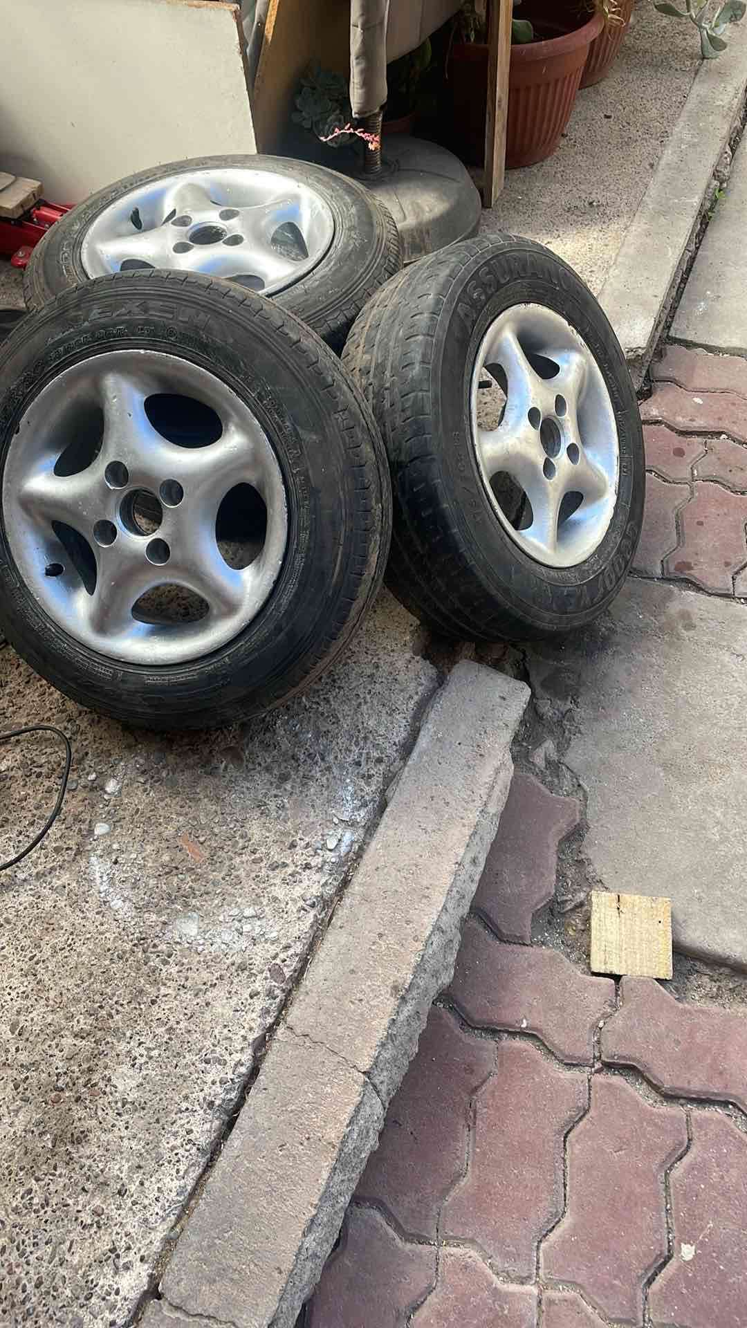 Juego de llantas con neumáticos usados - miniatura 1