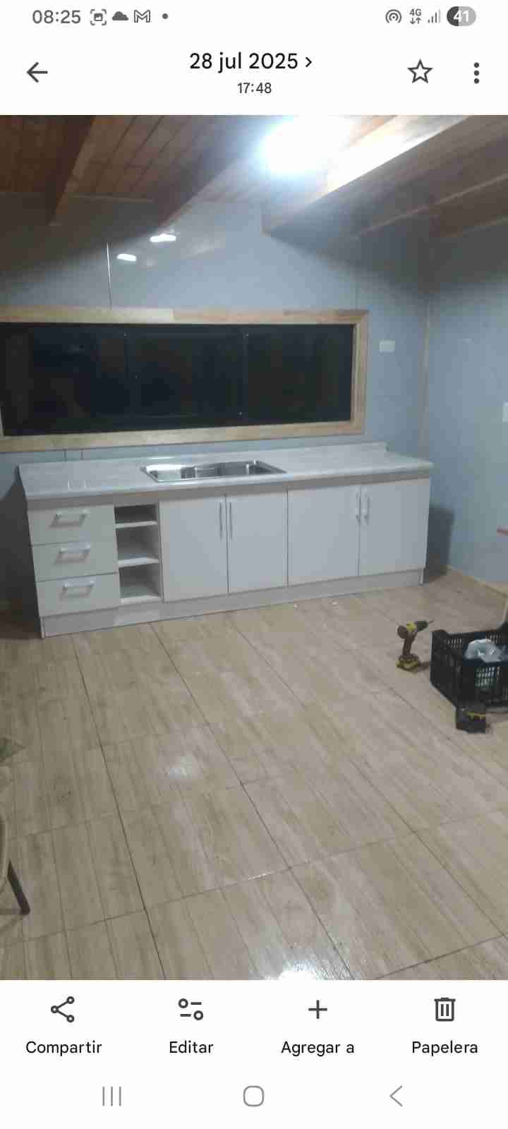 Cocina con encimera y lavaplatos - miniatura 1