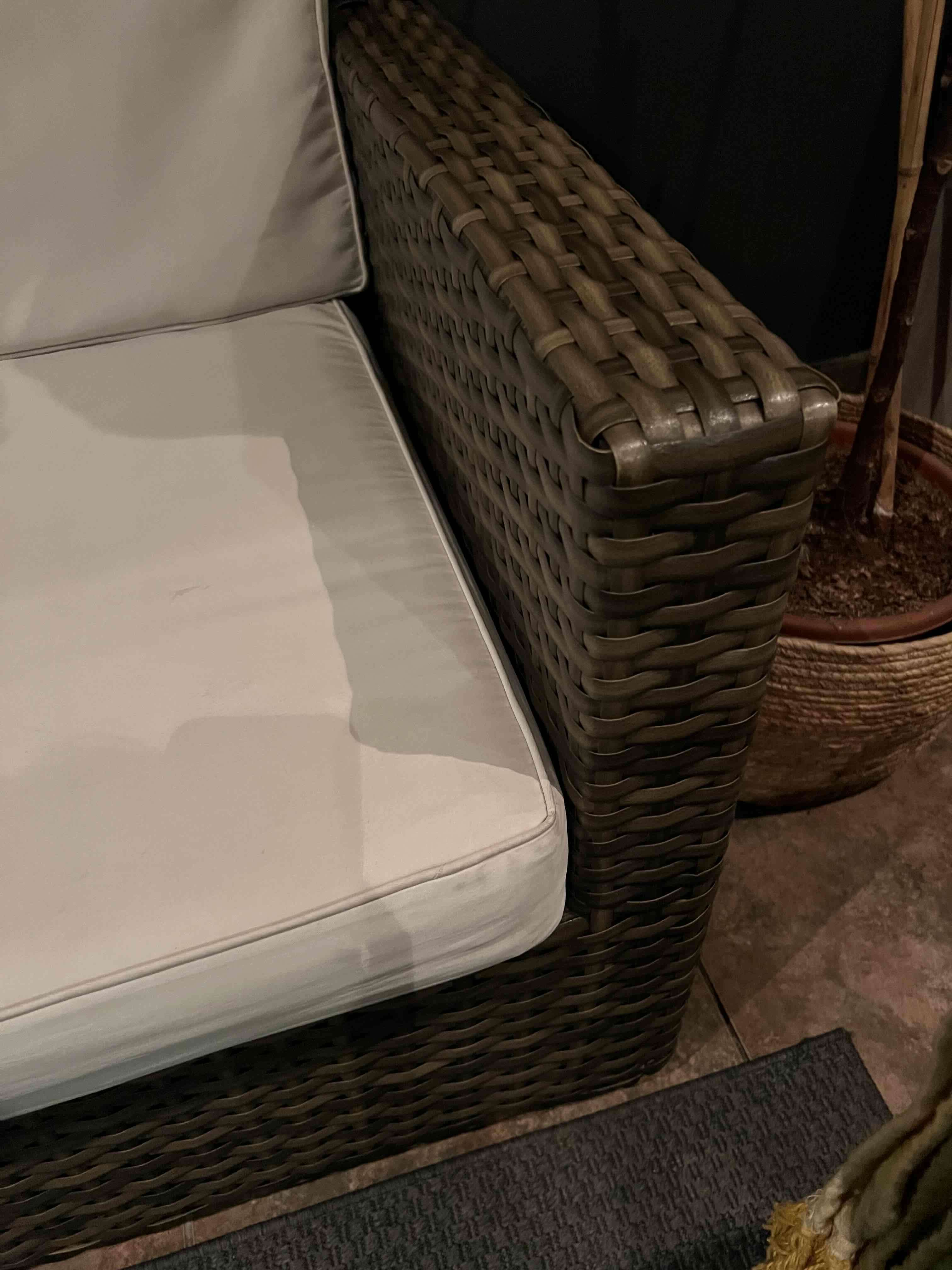 Sofá de mimbre con cojines blancos - miniatura 2