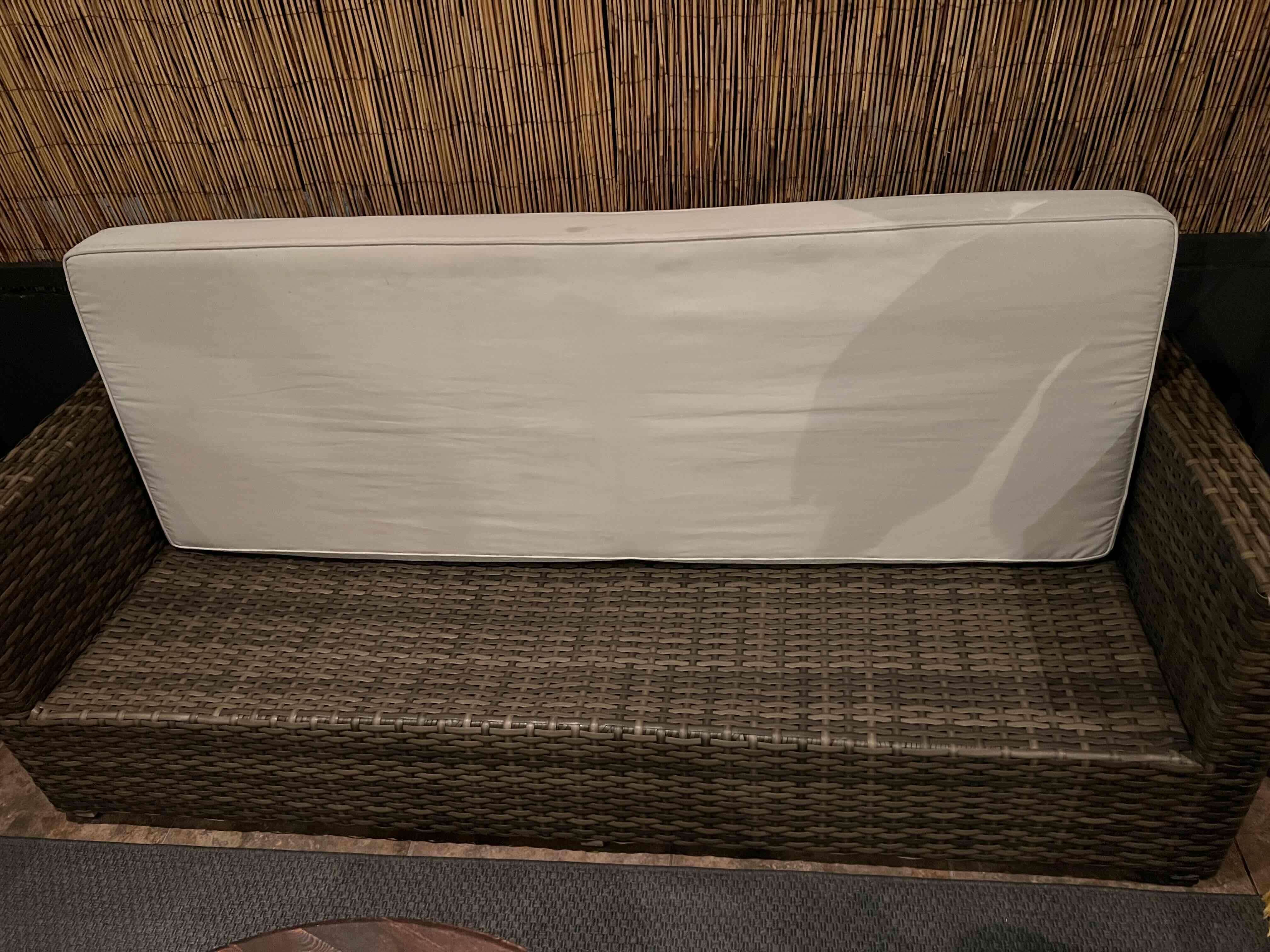 Sofá de mimbre con cojines blancos - miniatura 3