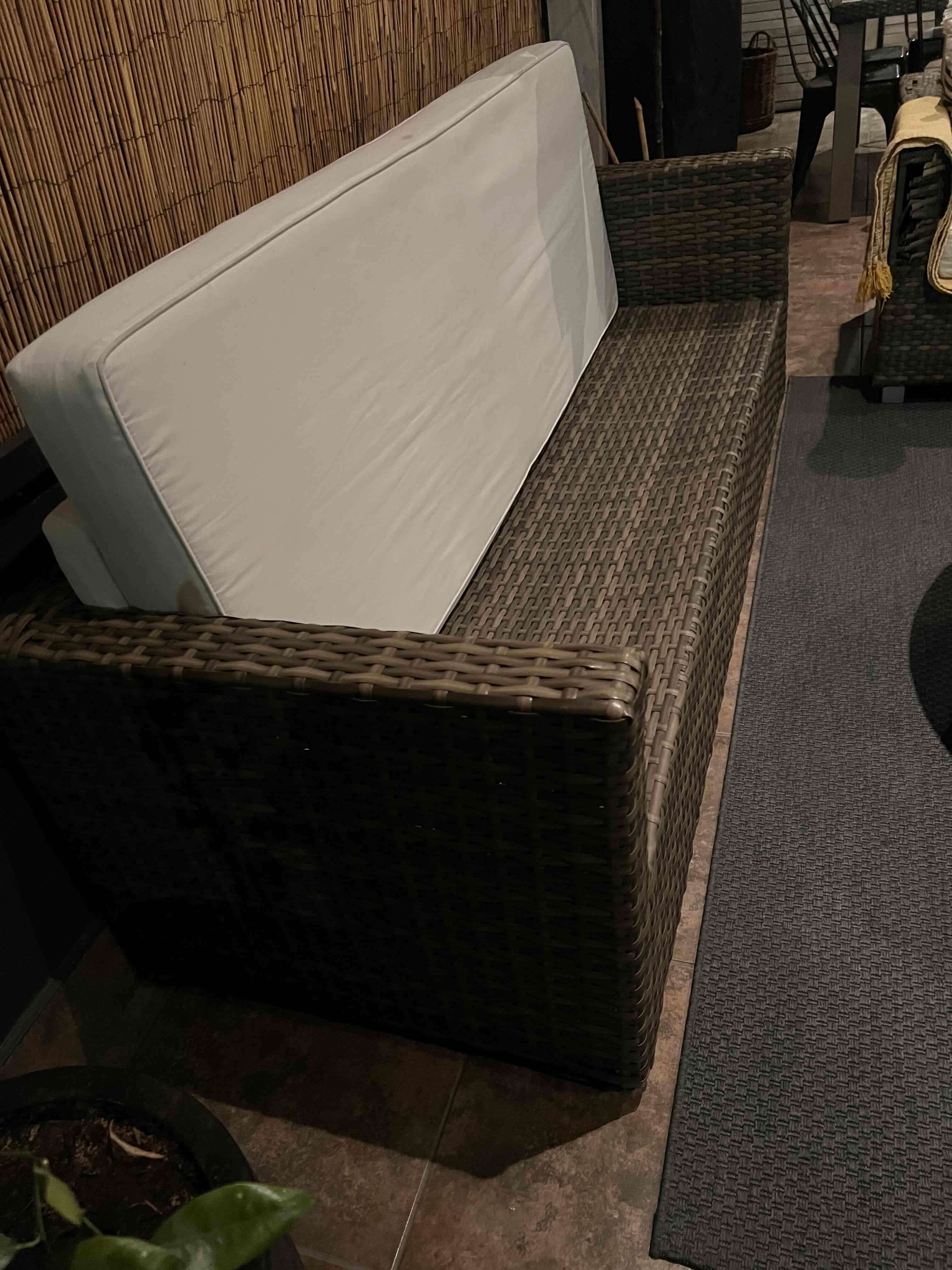 Sofá de mimbre con cojines blancos - miniatura 4