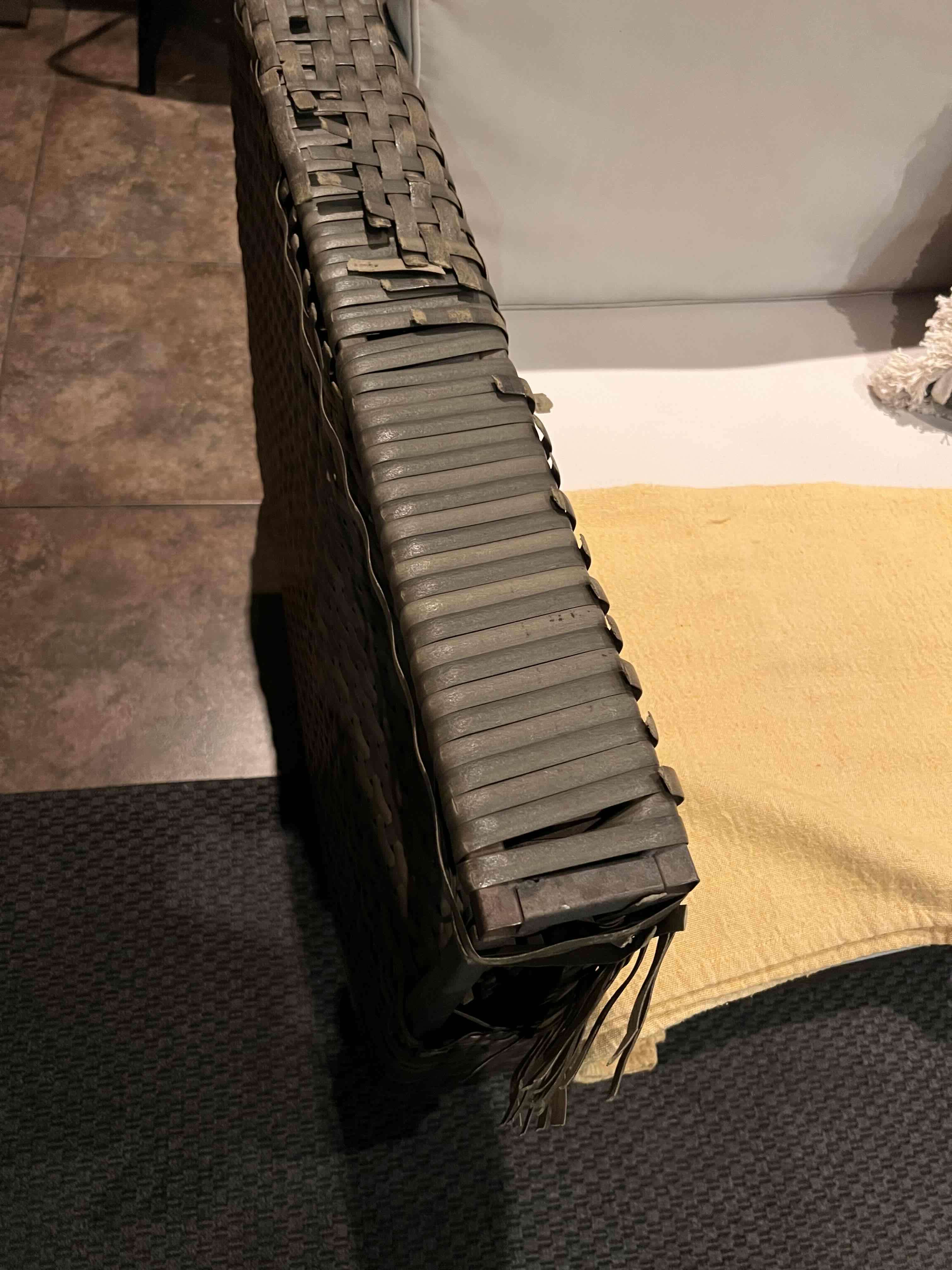 Sofá de mimbre y cojines blancos - miniatura 2