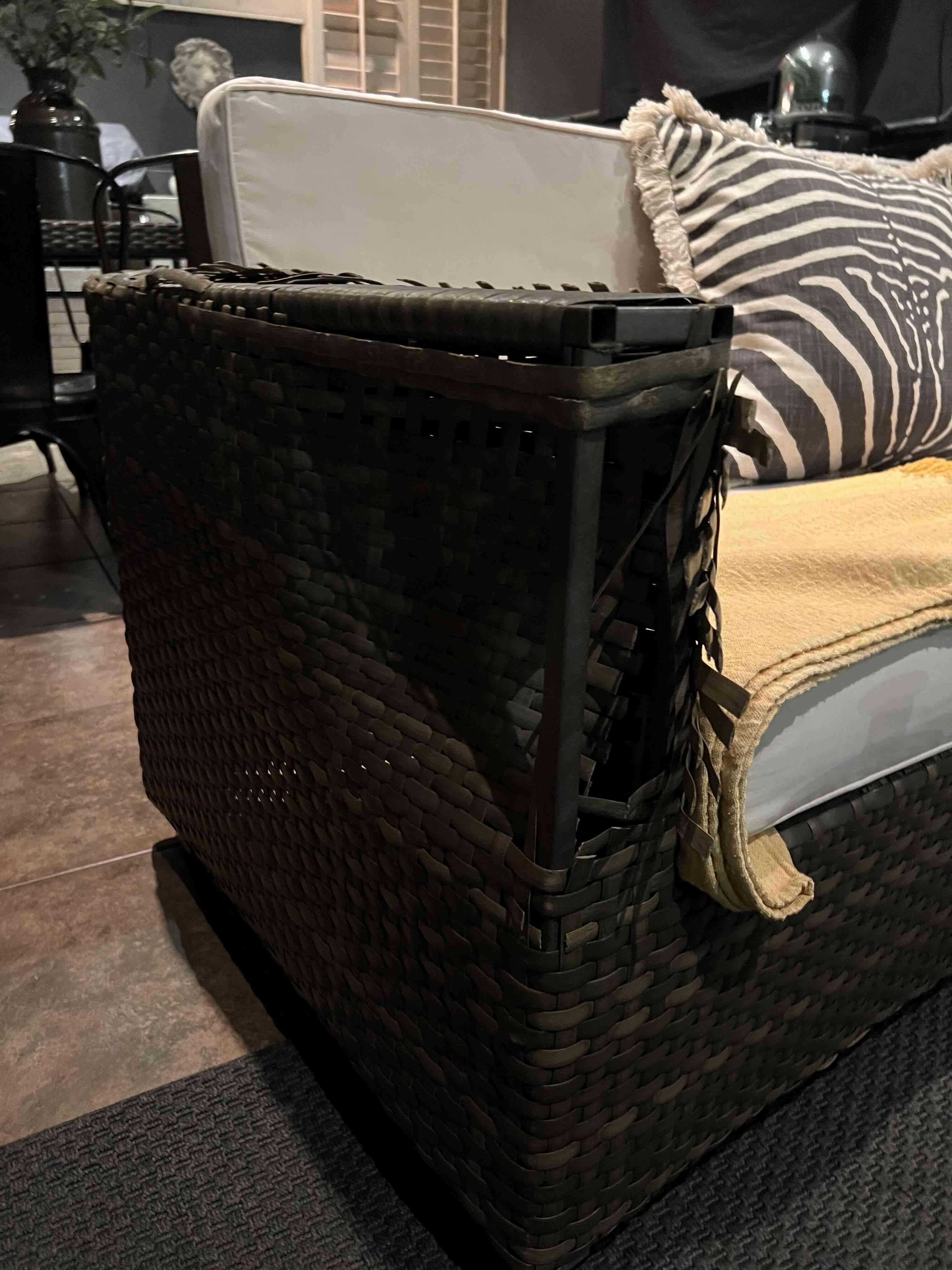 Sofá de mimbre y cojines blancos - miniatura 3