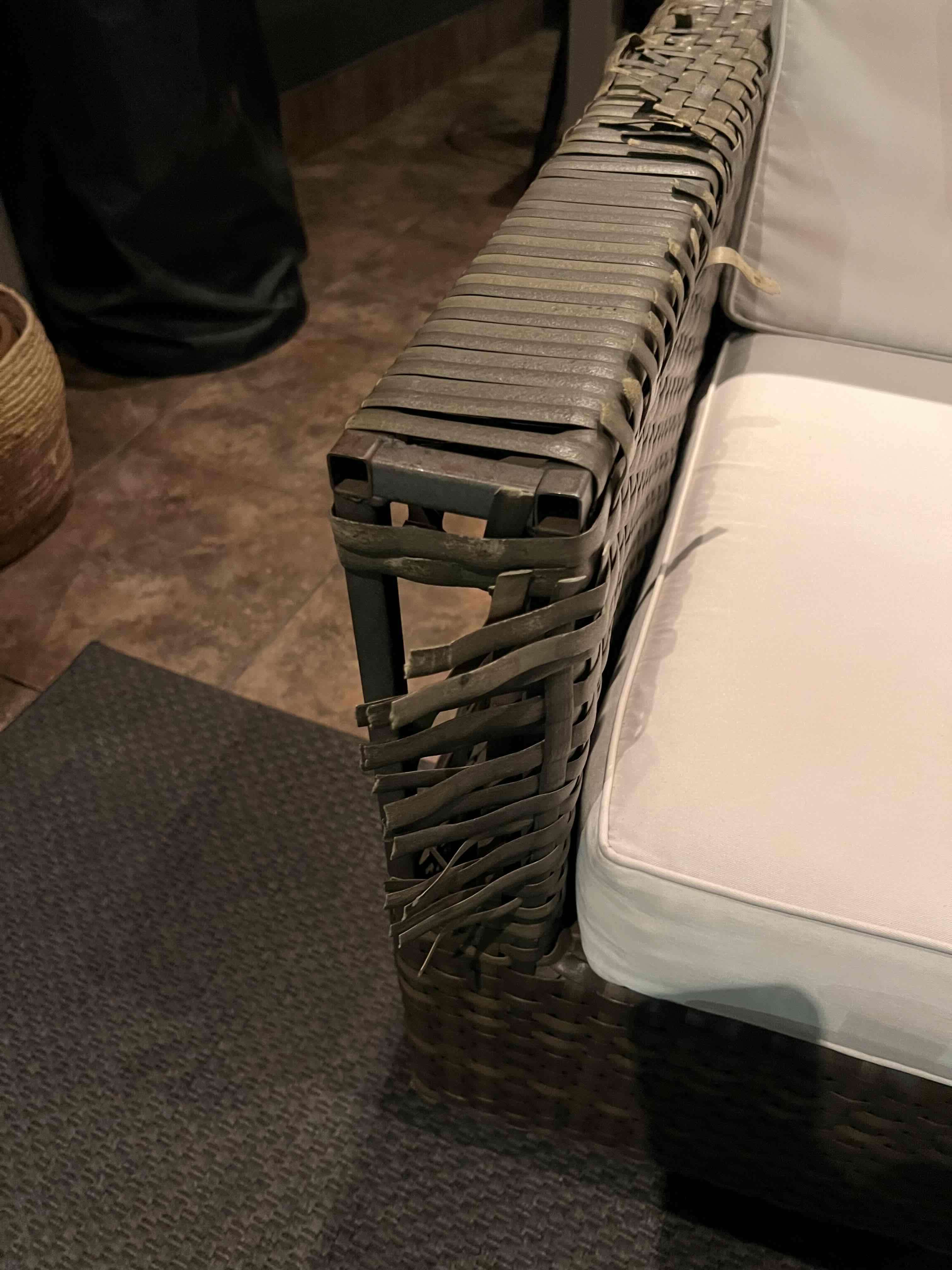 Sofá de mimbre y cojines blancos - miniatura 4