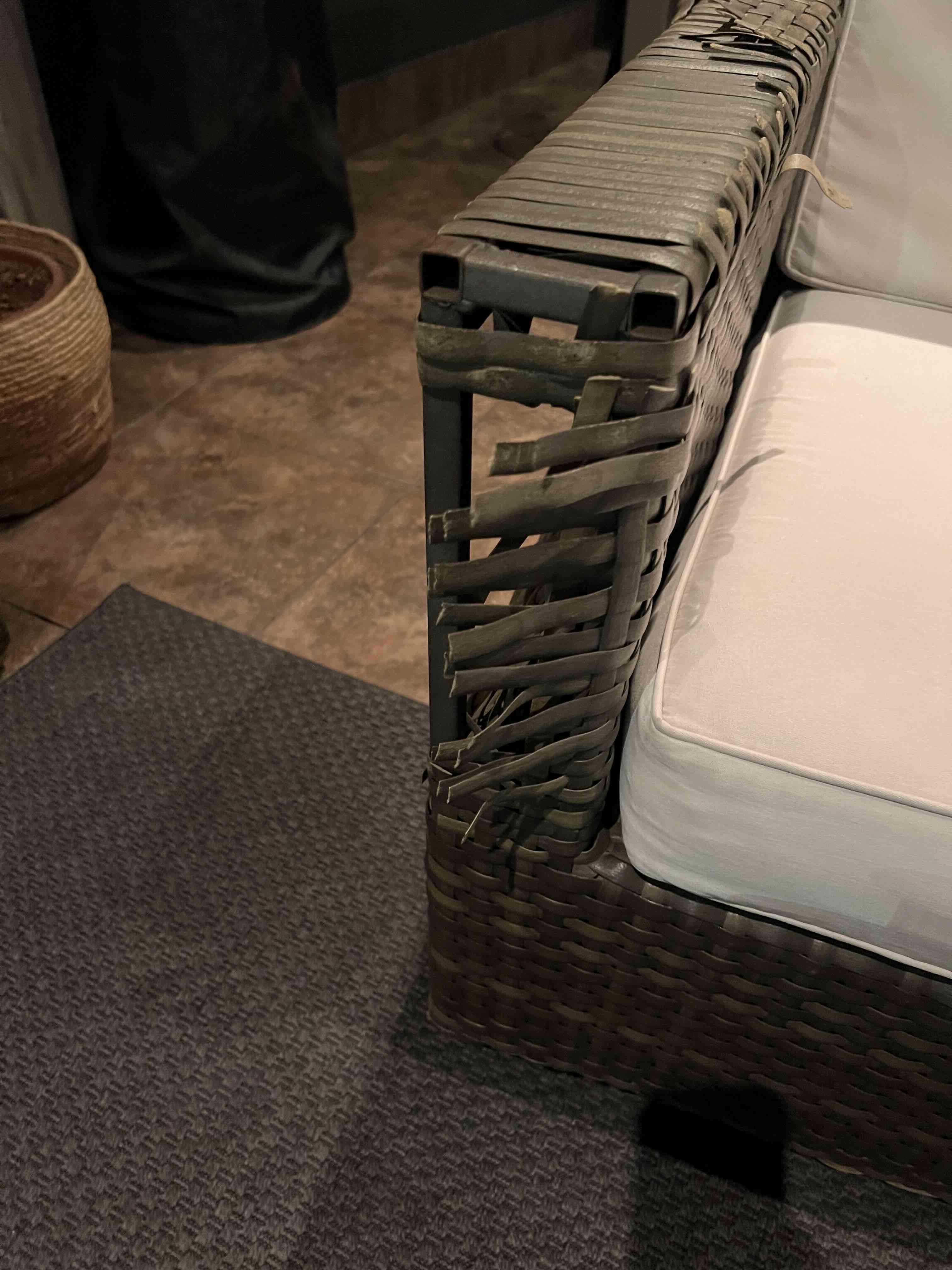 Sofá de mimbre y cojines blancos - miniatura 5