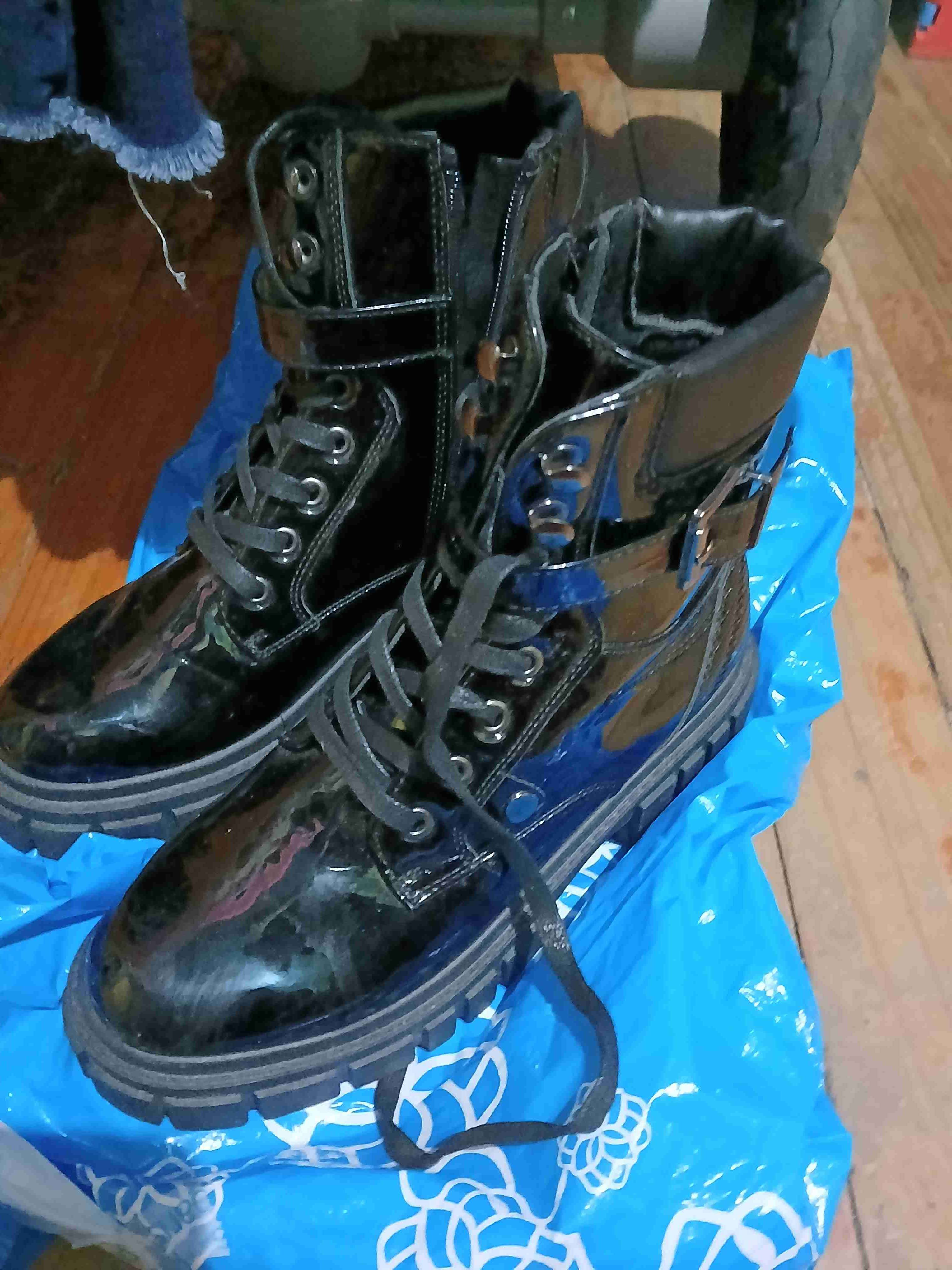 Botas negras con cordones - miniatura 1