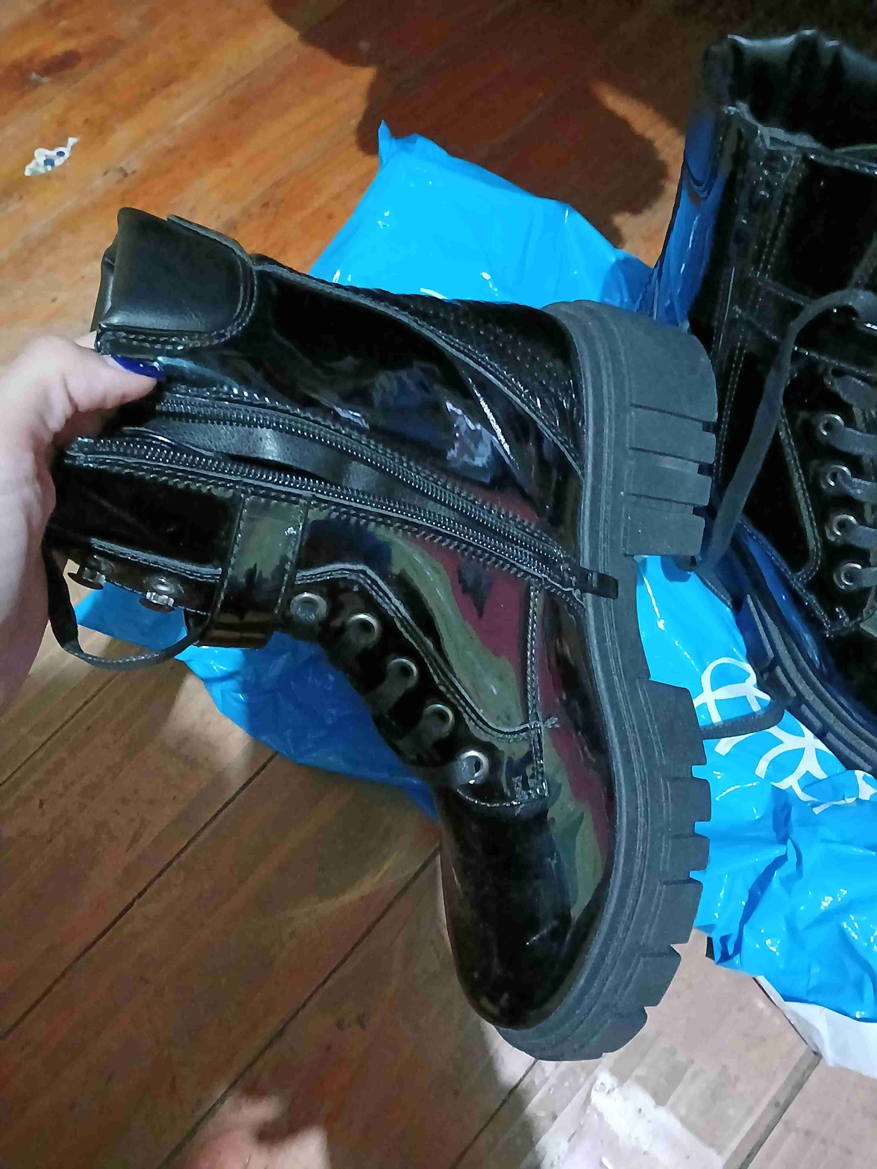 Botas negras con cordones - miniatura 2