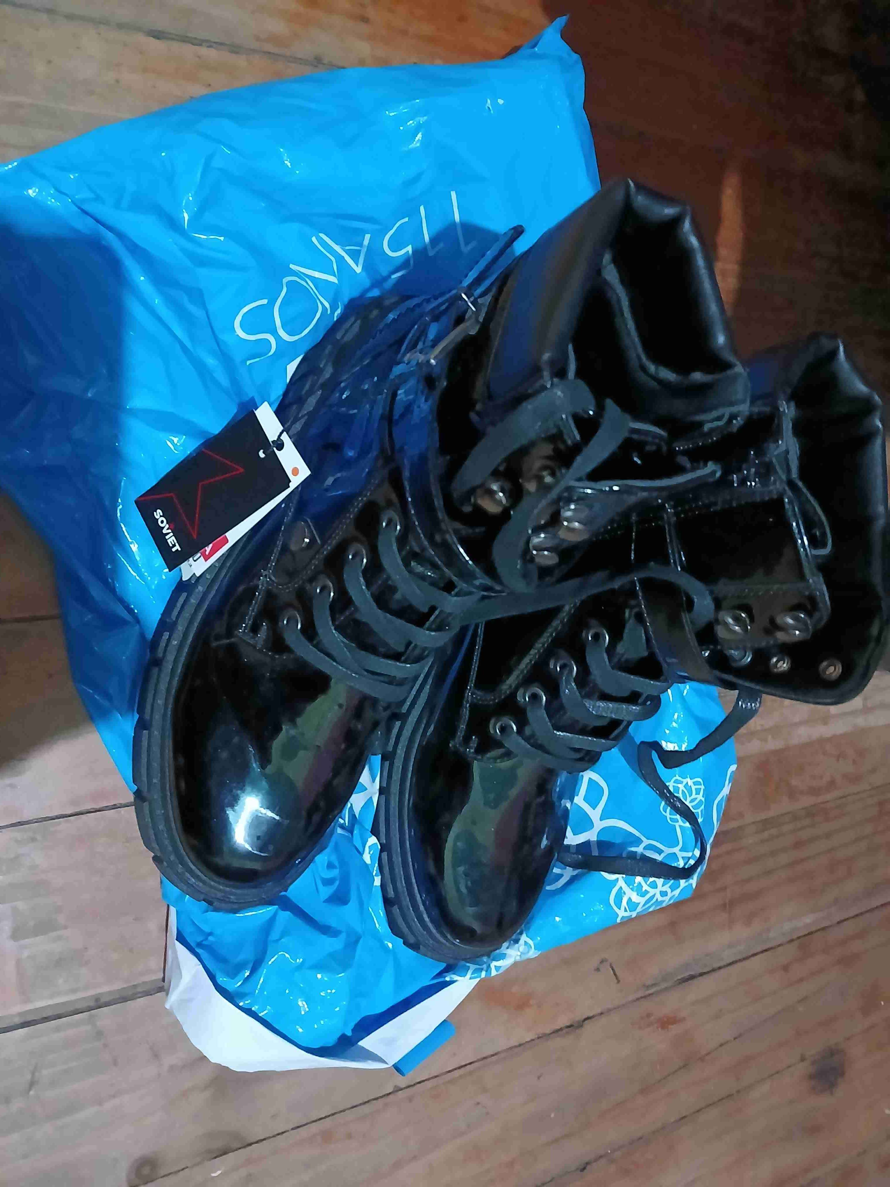 Botas negras con cordones - miniatura 3