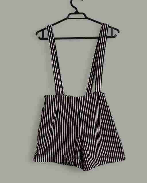 Shorts con tirantes rayados