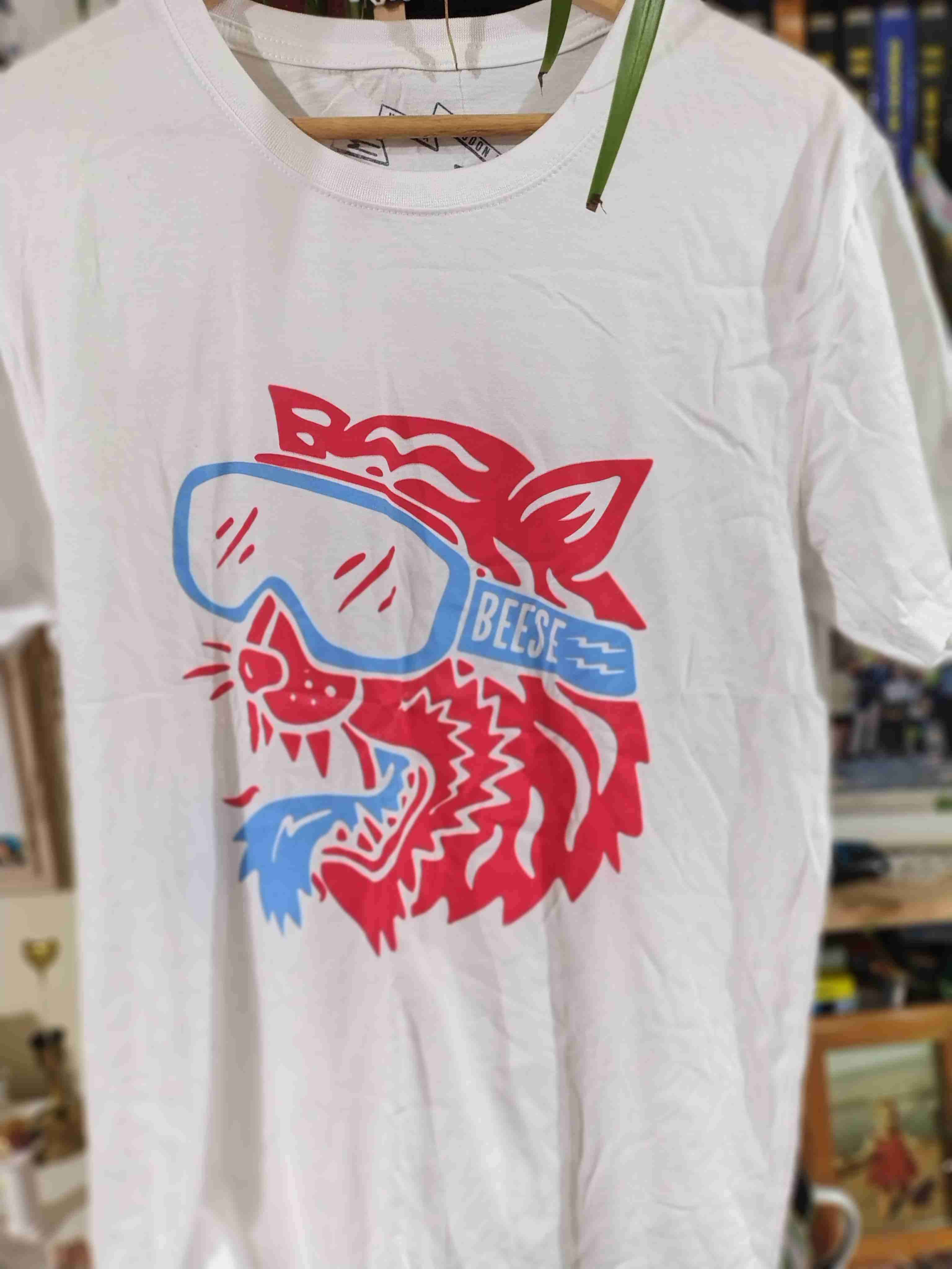 Polera blanca diseño gráfico - 1