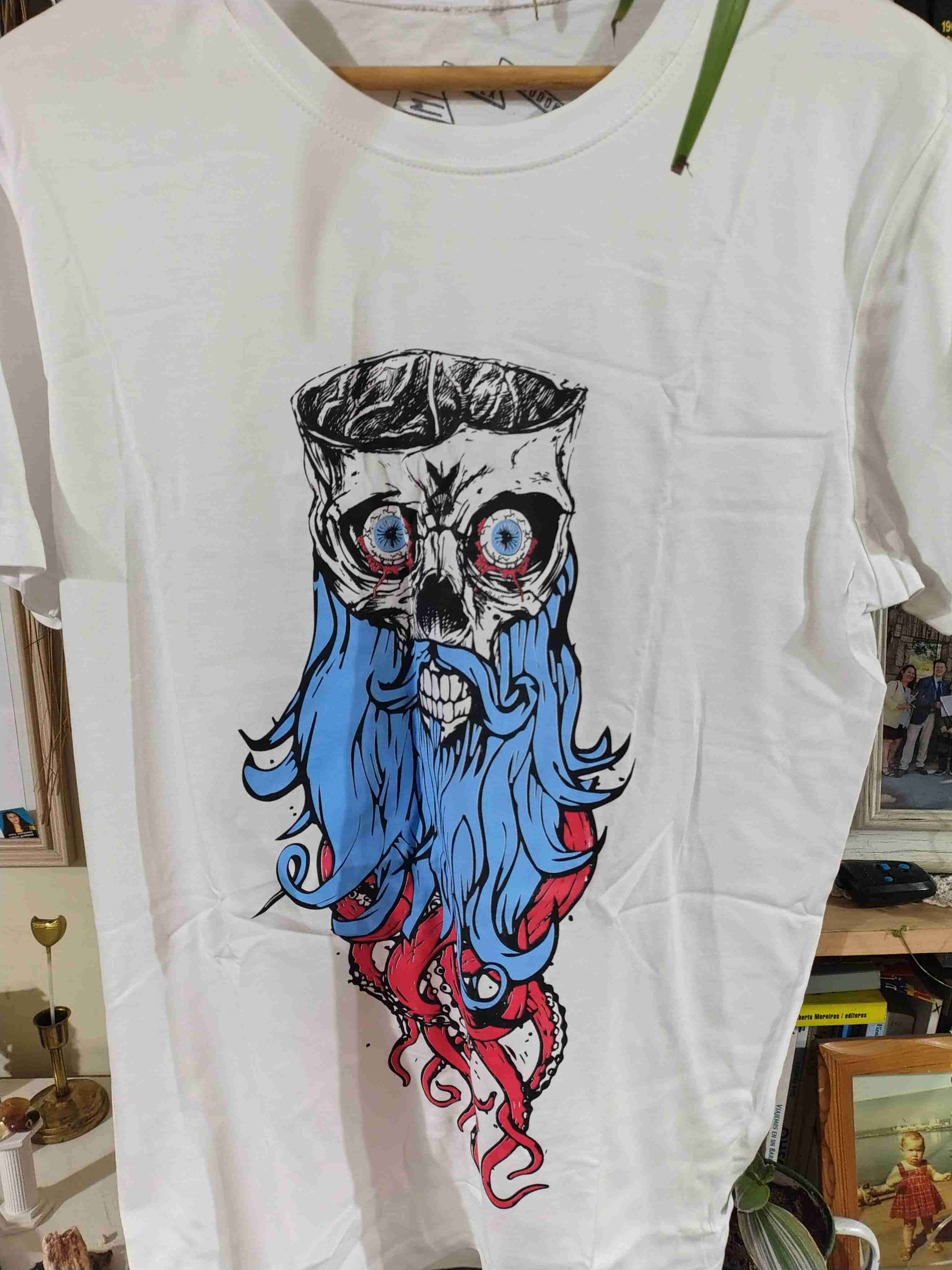 Polera blanca diseño gráfico - 2