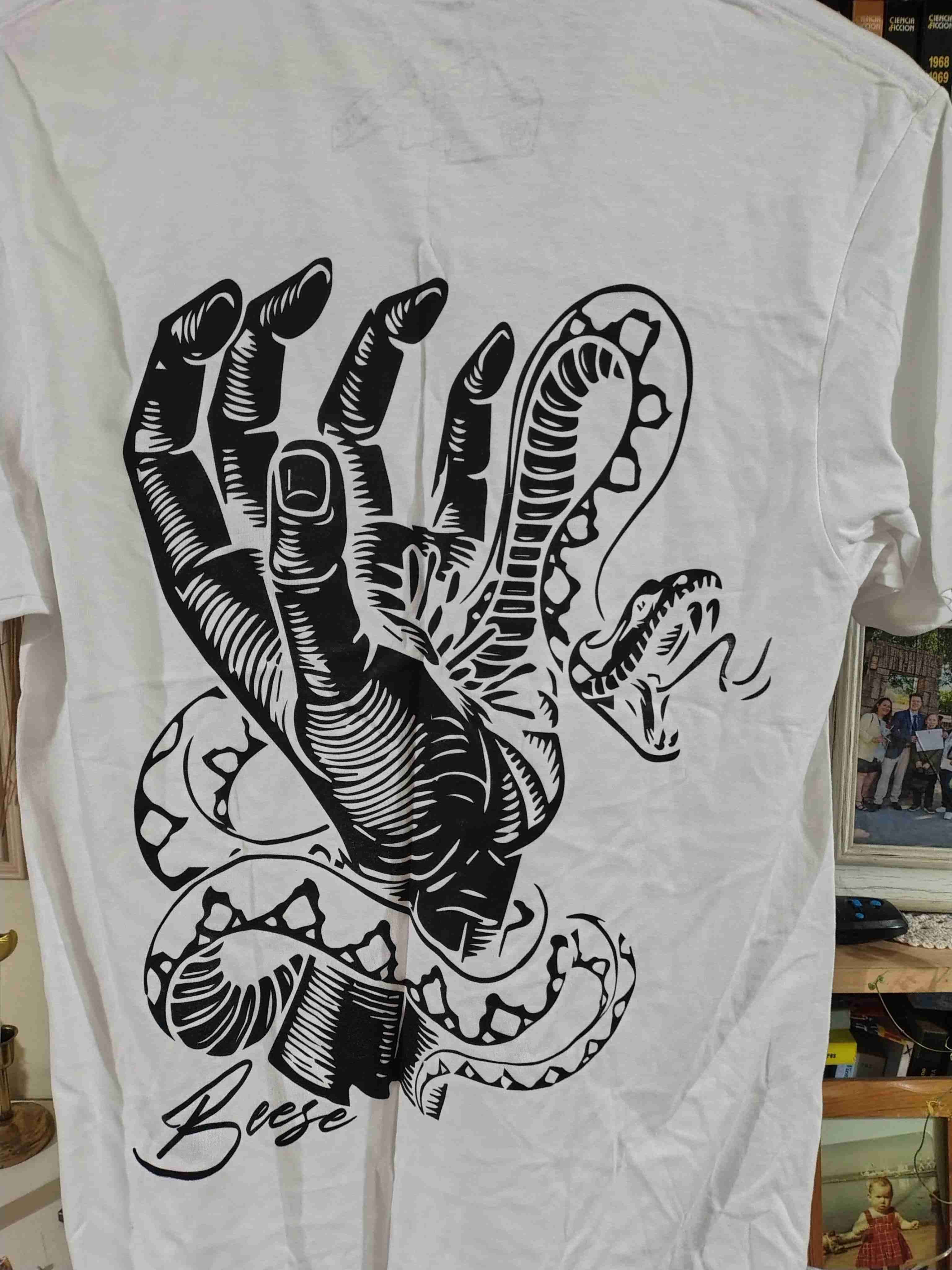 Polera blanca diseño gráfico - 3