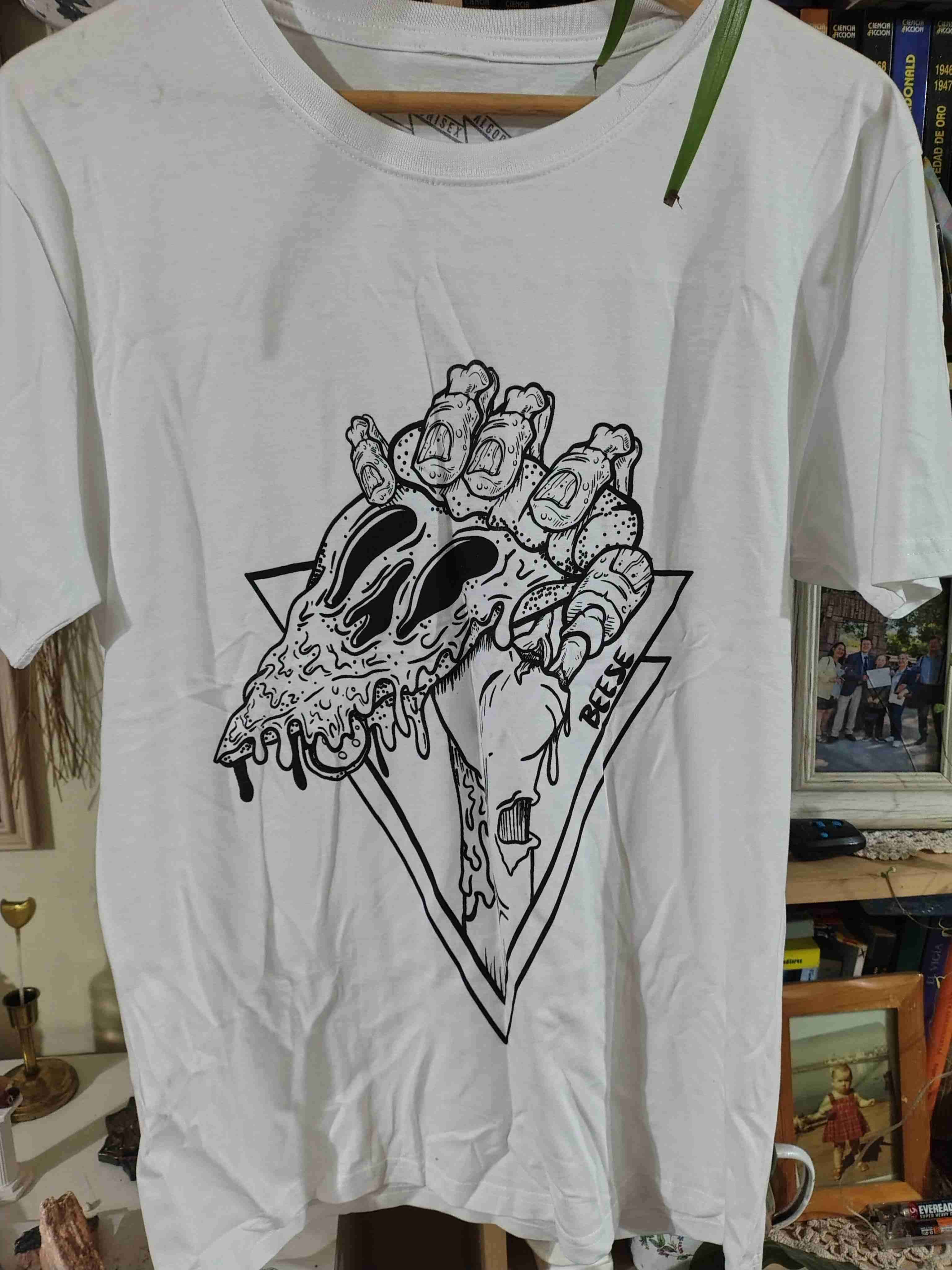 Polera blanca diseño gráfico - 4