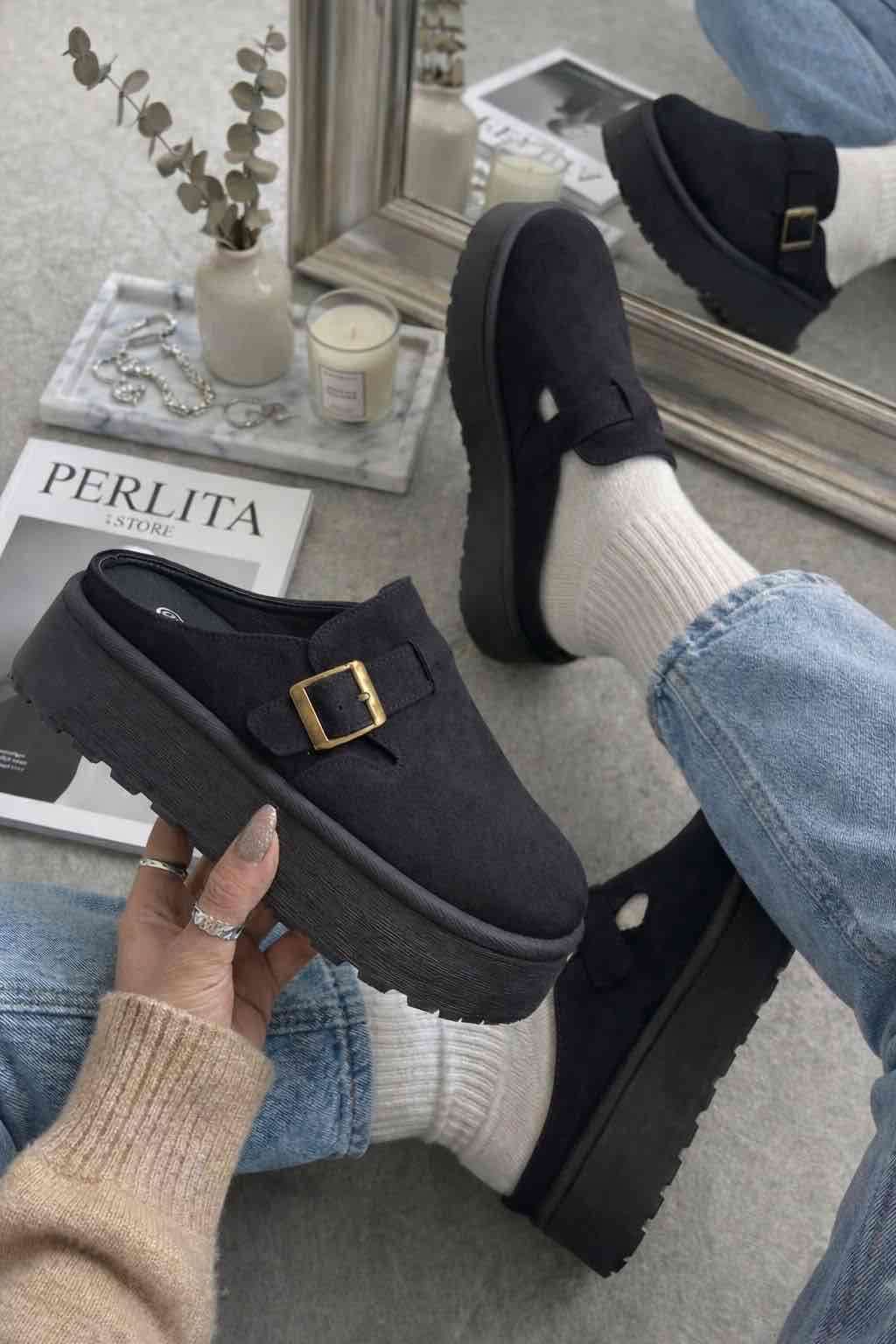 Zuecos negros con plataforma