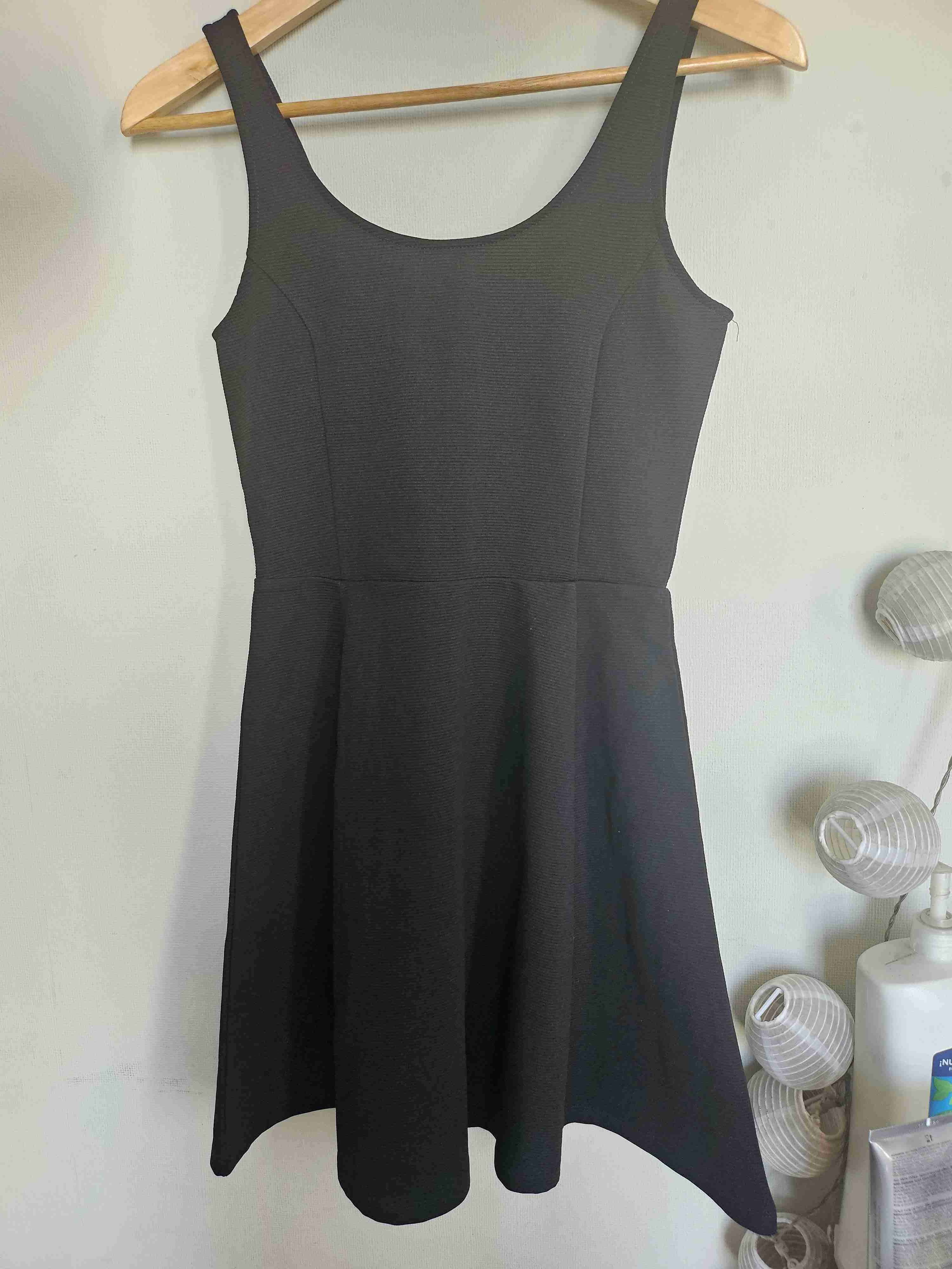 Vestido negro sin mangas - miniatura 1