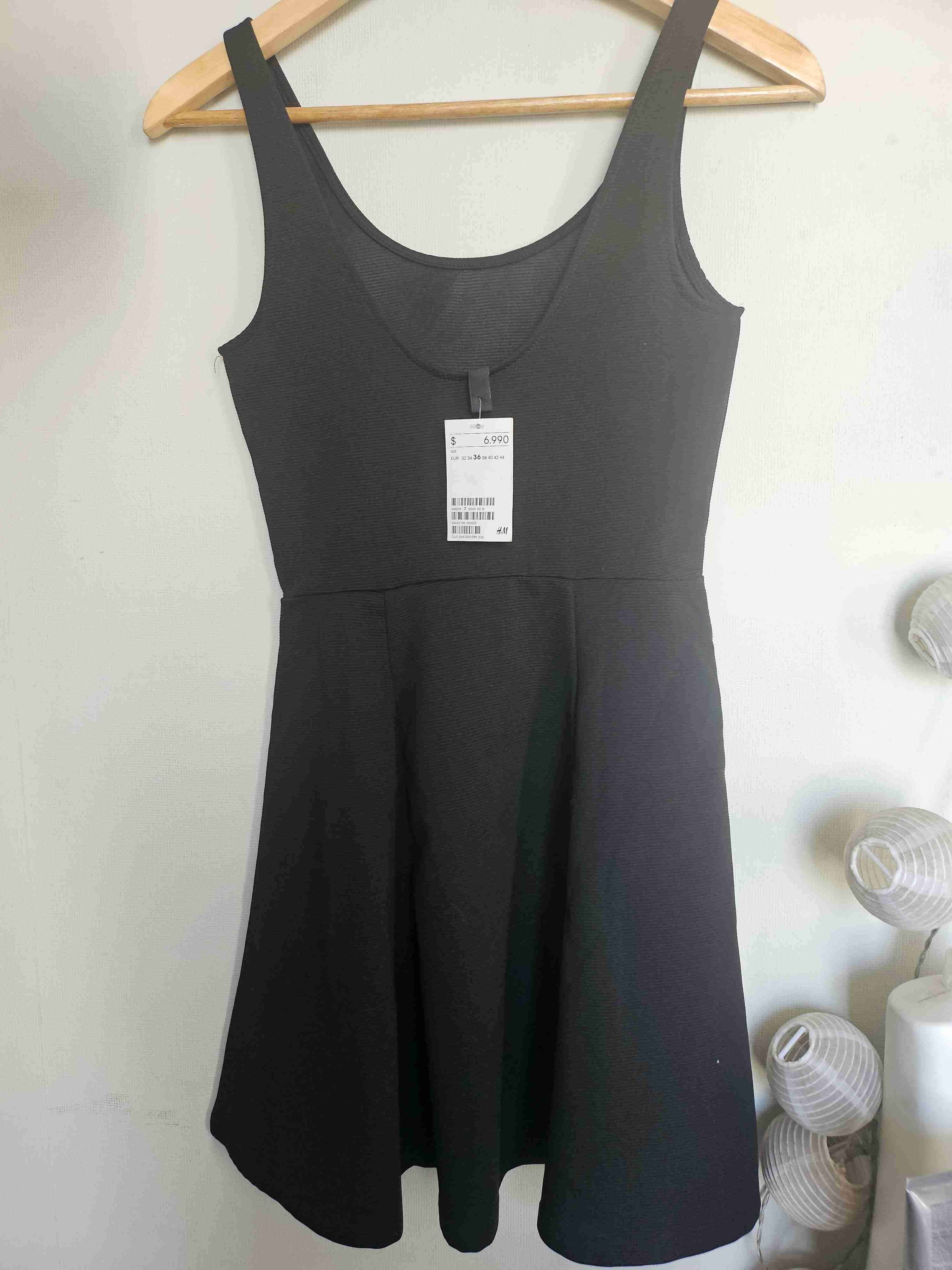 Vestido negro sin mangas - miniatura 2