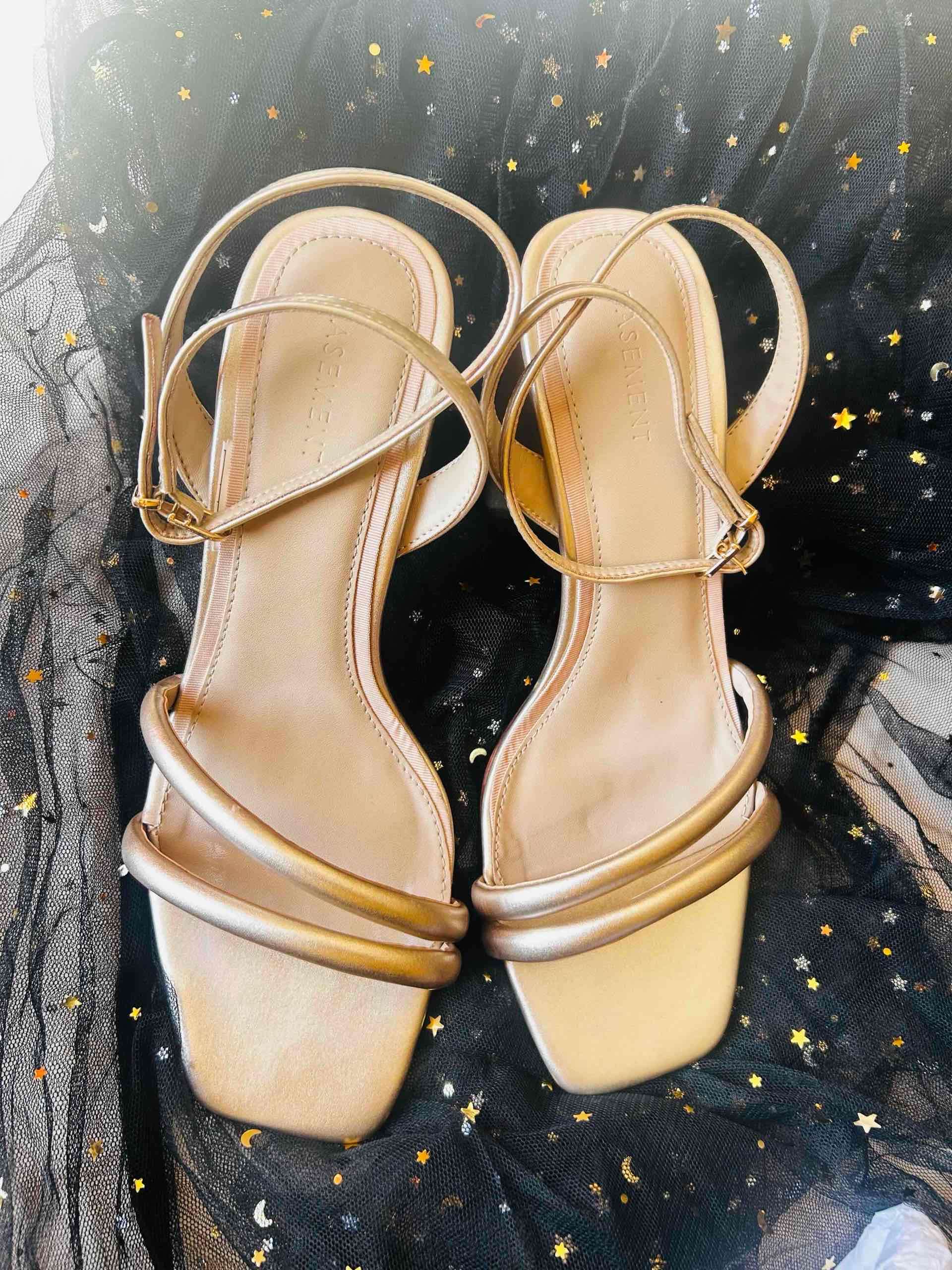 Sandalias doradas con tiras - miniatura 1