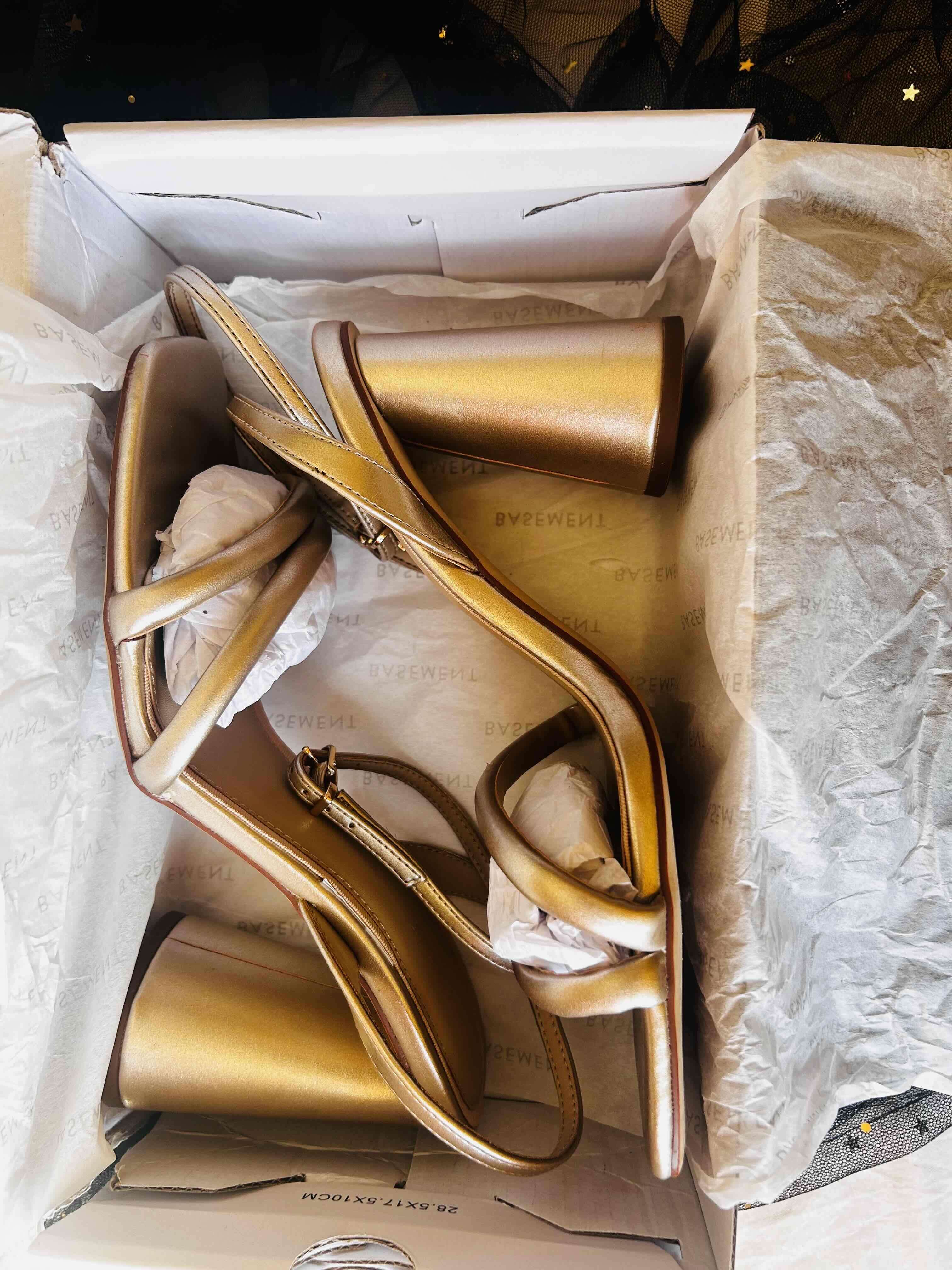 Sandalias doradas con tiras - miniatura 2