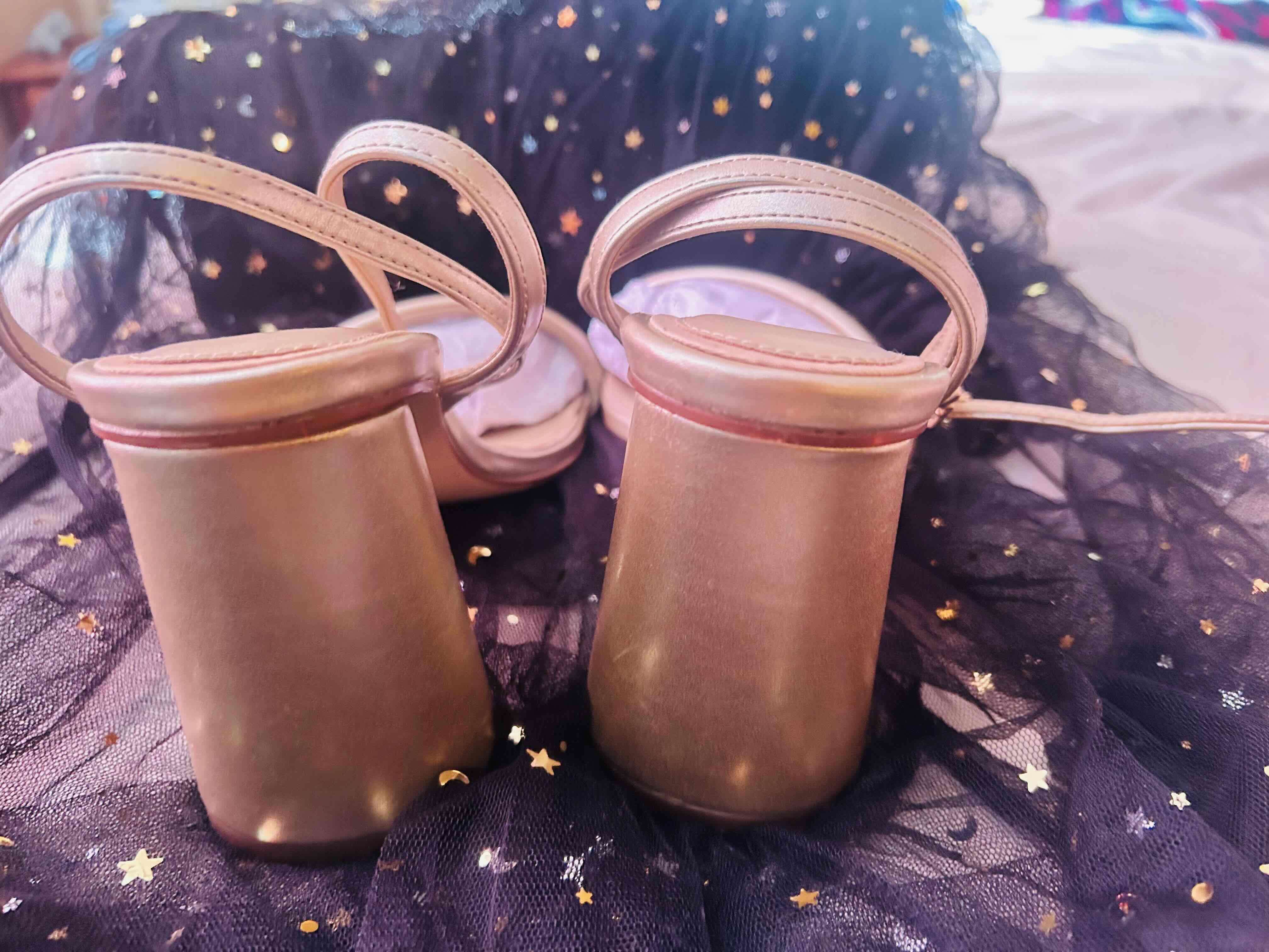 Sandalias doradas con tiras - miniatura 4