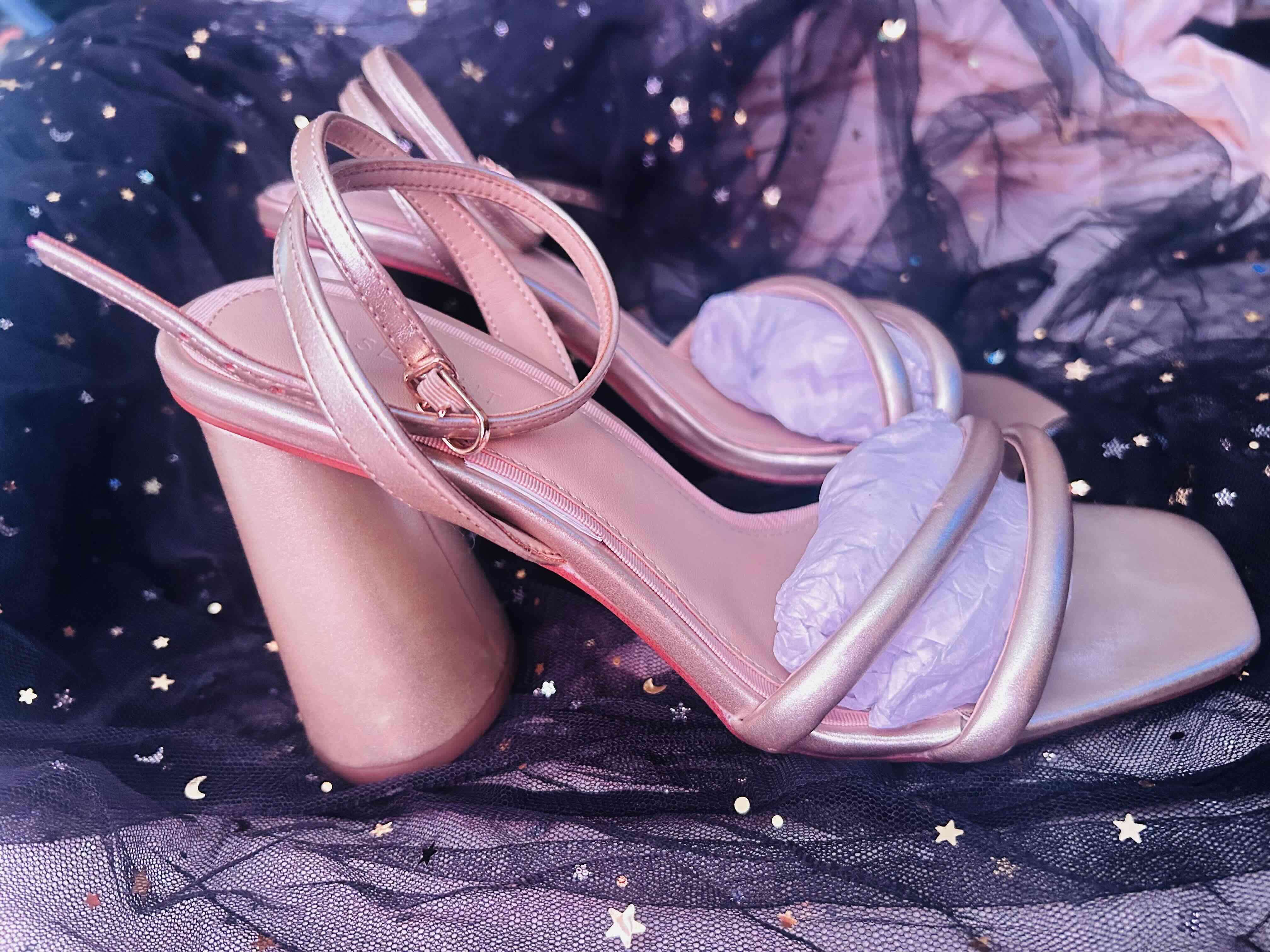 Sandalias doradas con tiras - miniatura 5