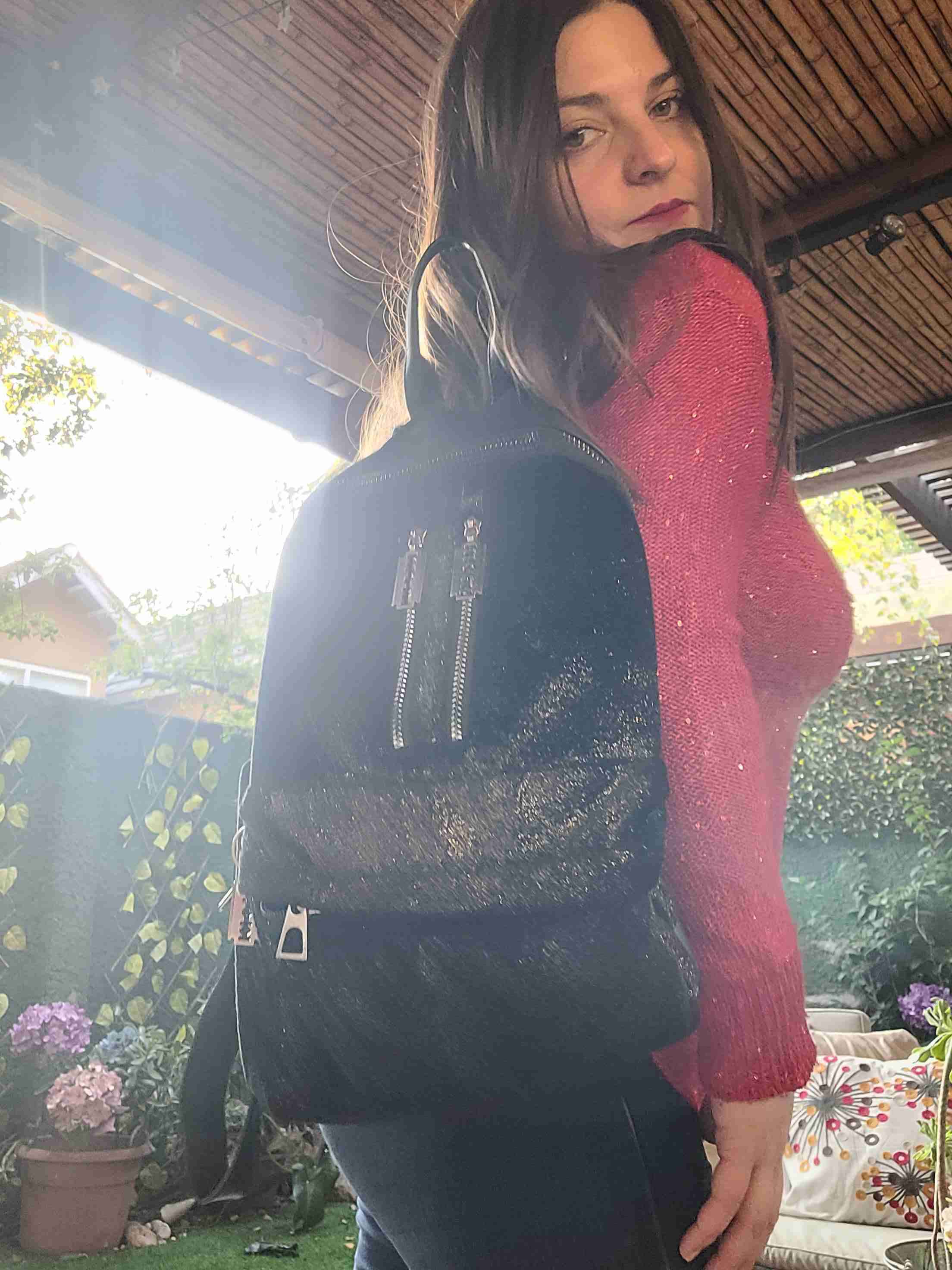 Mochila negra brillosa