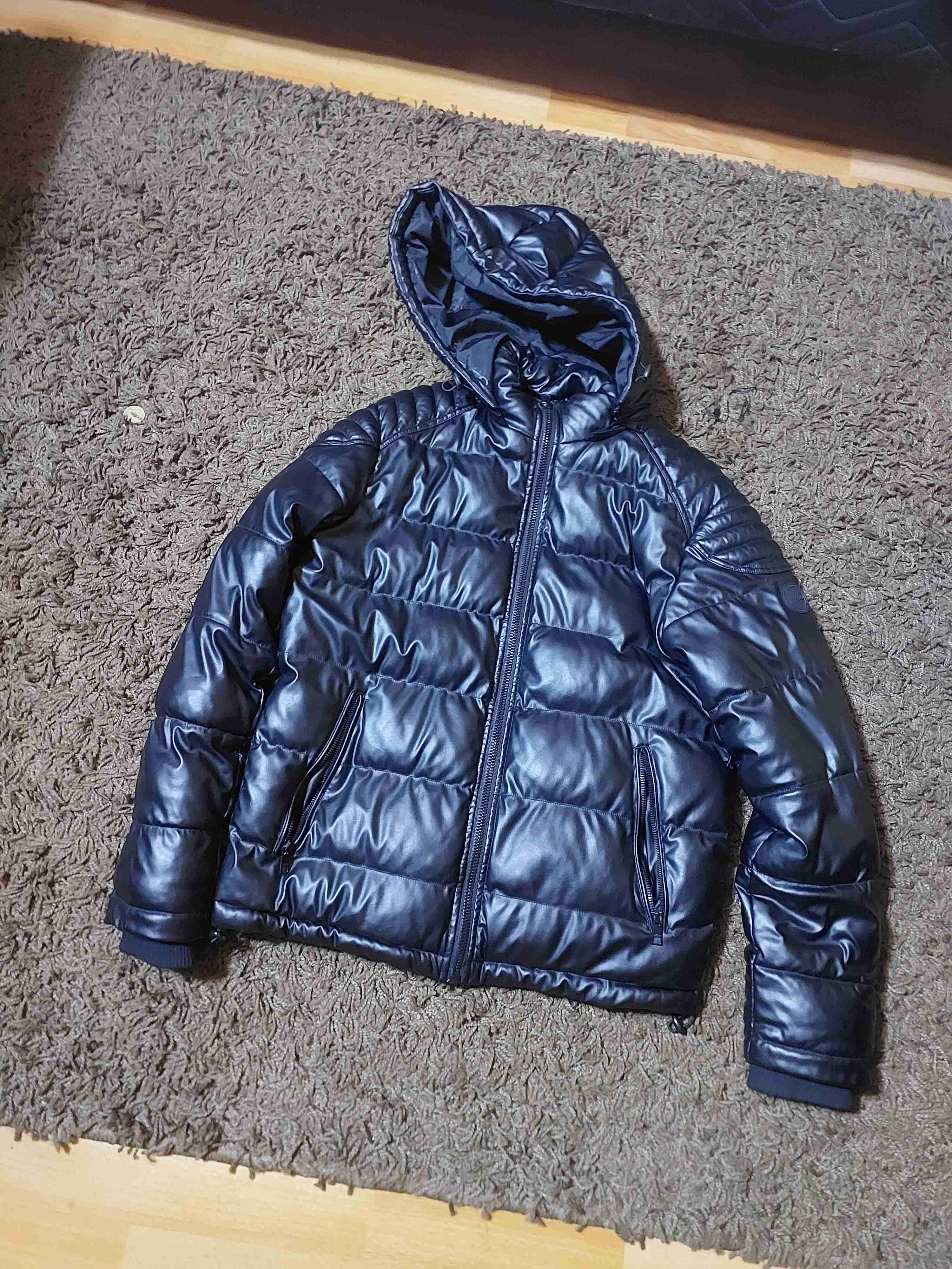 Chaqueta acolchada negra con capucha