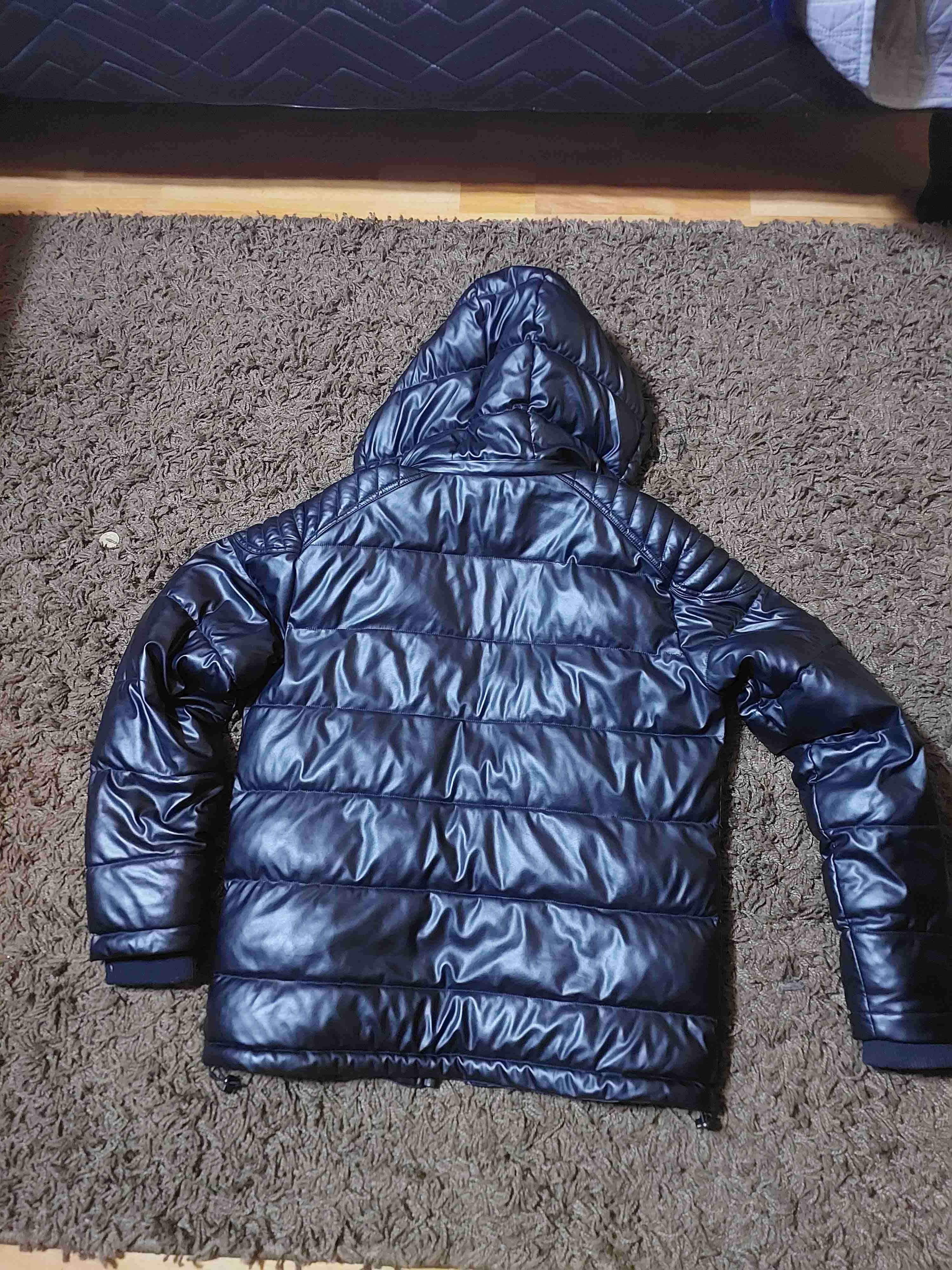 Chaqueta acolchada negra con capucha - miniatura 2