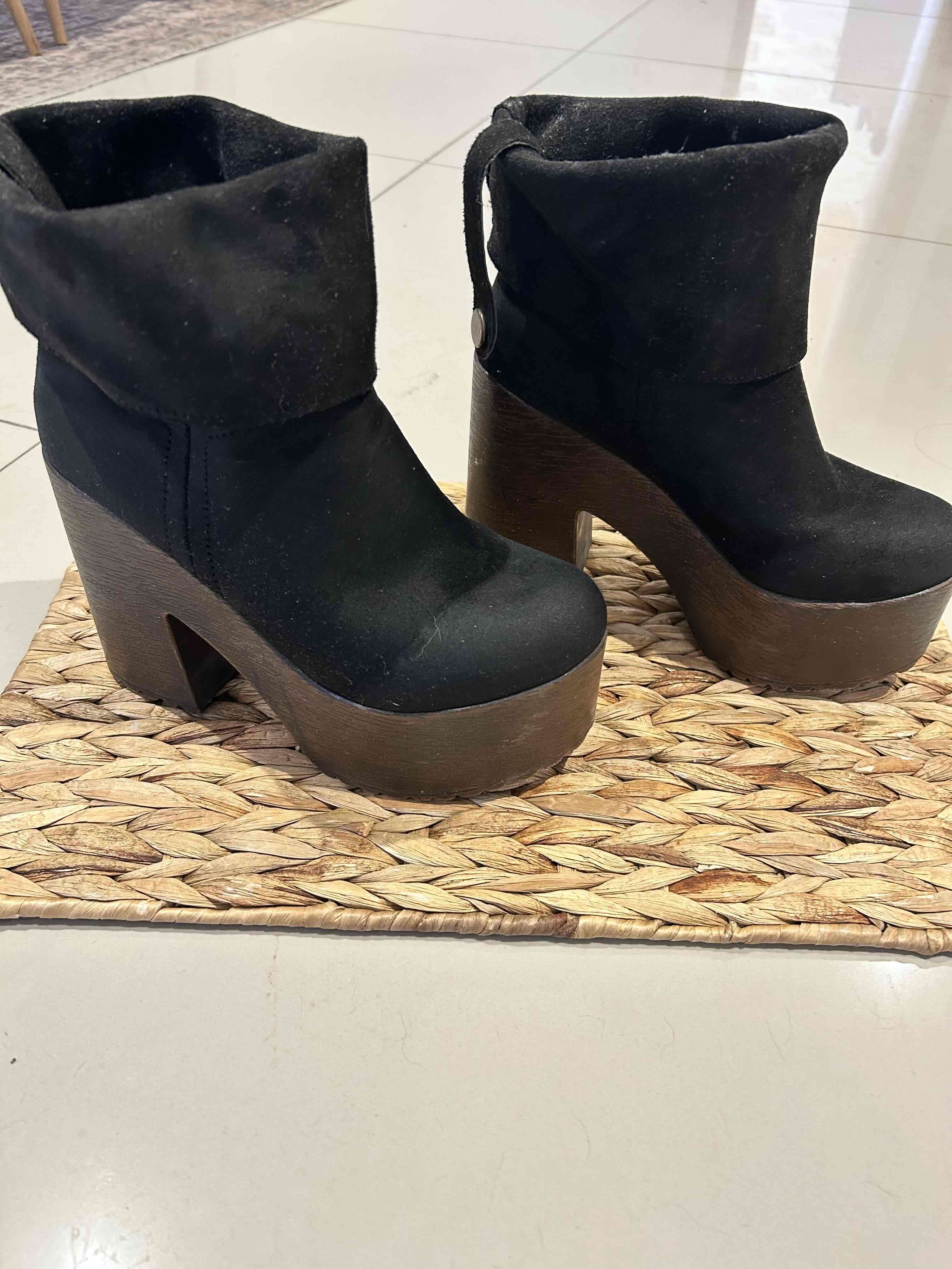 Botines negros de tacón alto