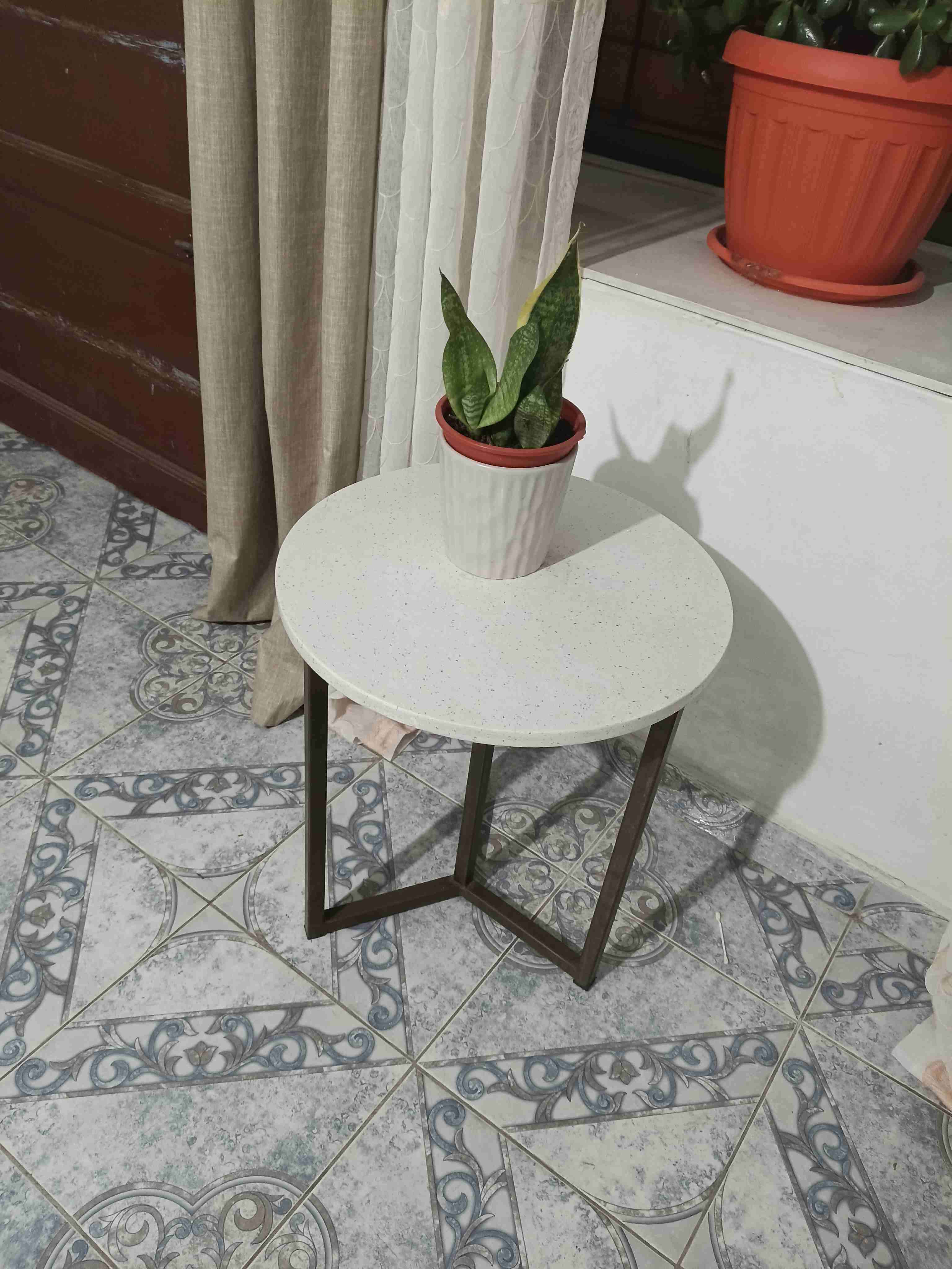 Mesita redonda con piedra de cuarzo blanca