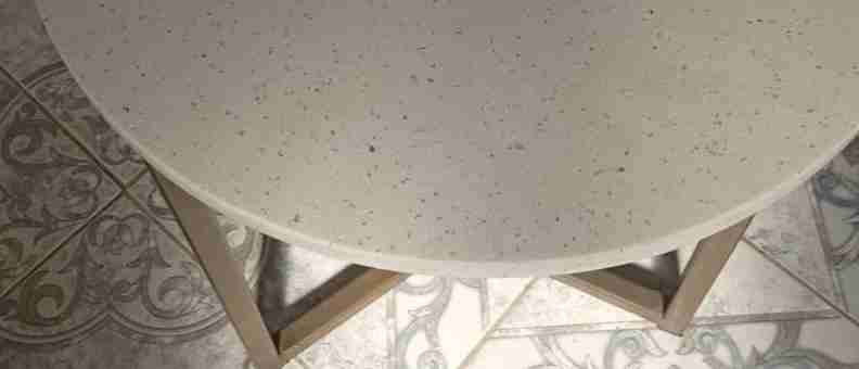 Mesita redonda con piedra de cuarzo blanca - miniatura 2